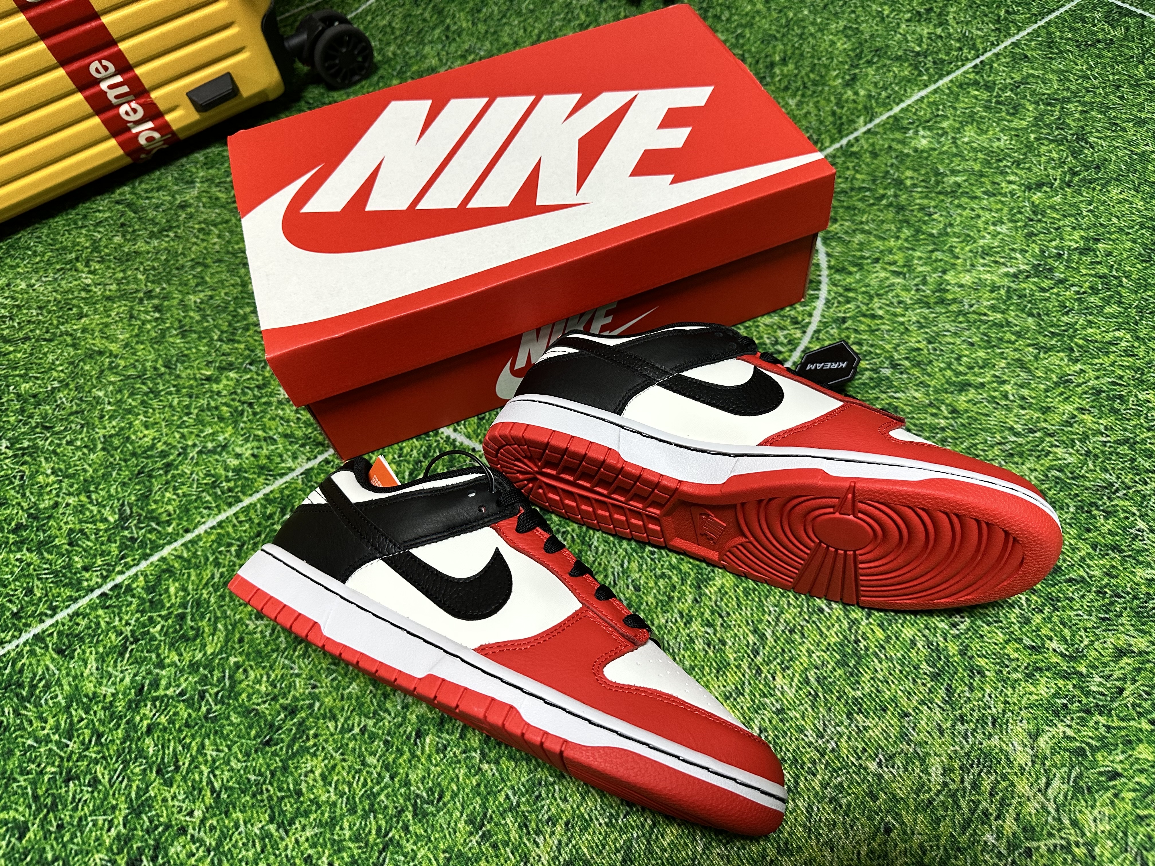 Nike x NBA Dunk Low Retro EMB Black and Chile Red 착용 스타일