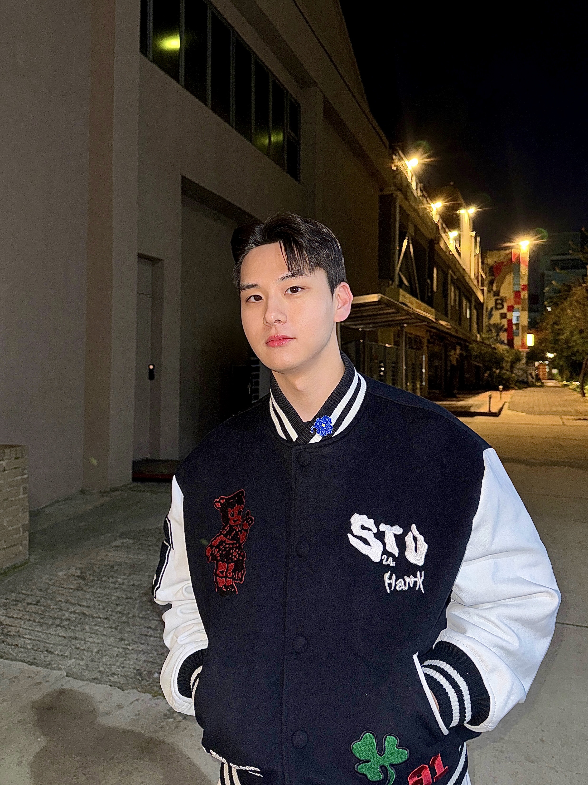 STU X HANK Varsity Jacket Black, Nos Couleurs x Koin x Llud Rivet Carpenter Pants White 착용 스타일 - 1