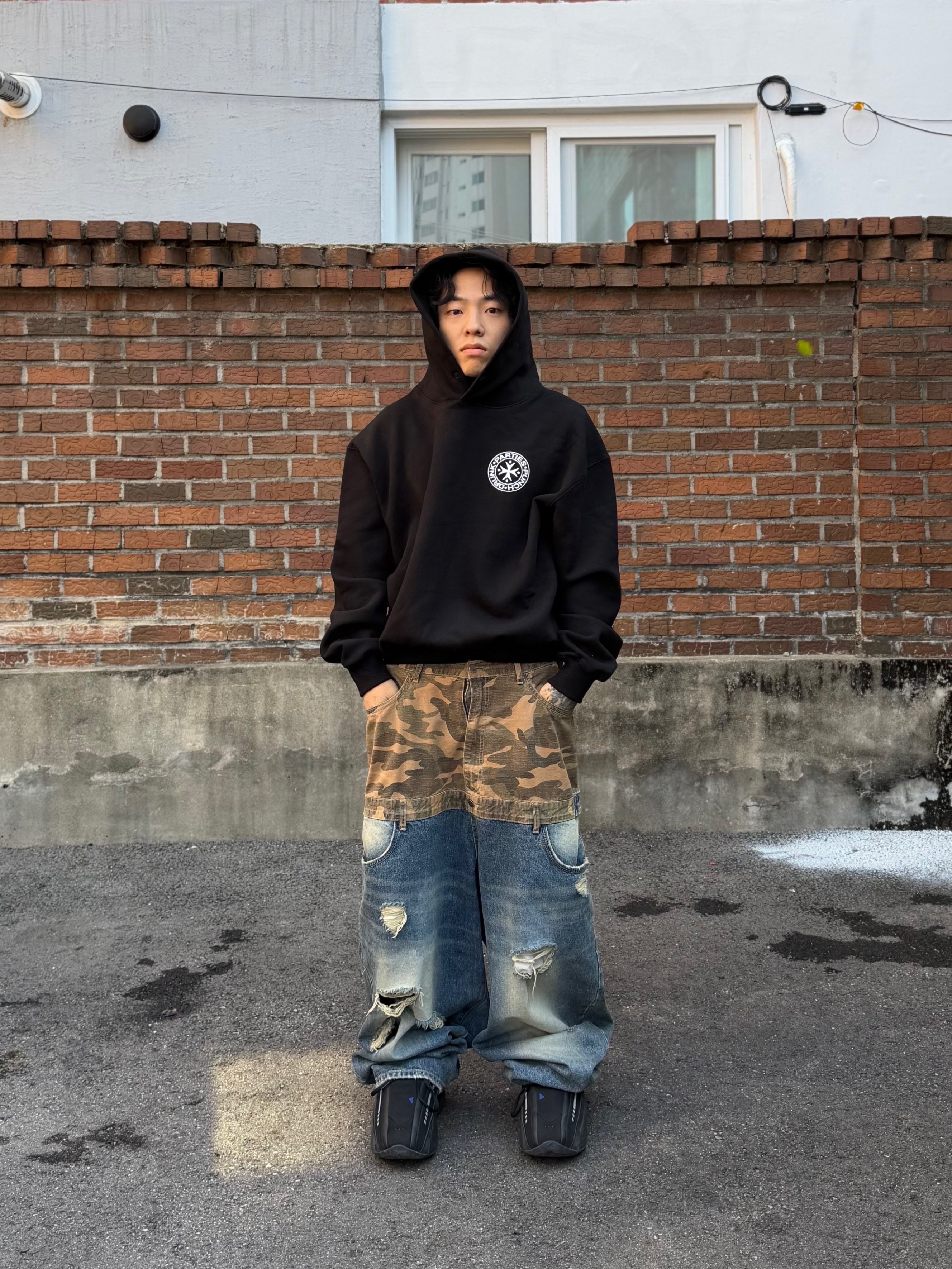 Punch Drunk Parties Circle Logo Oversized Hoodie Black 착용 스타일 - 4