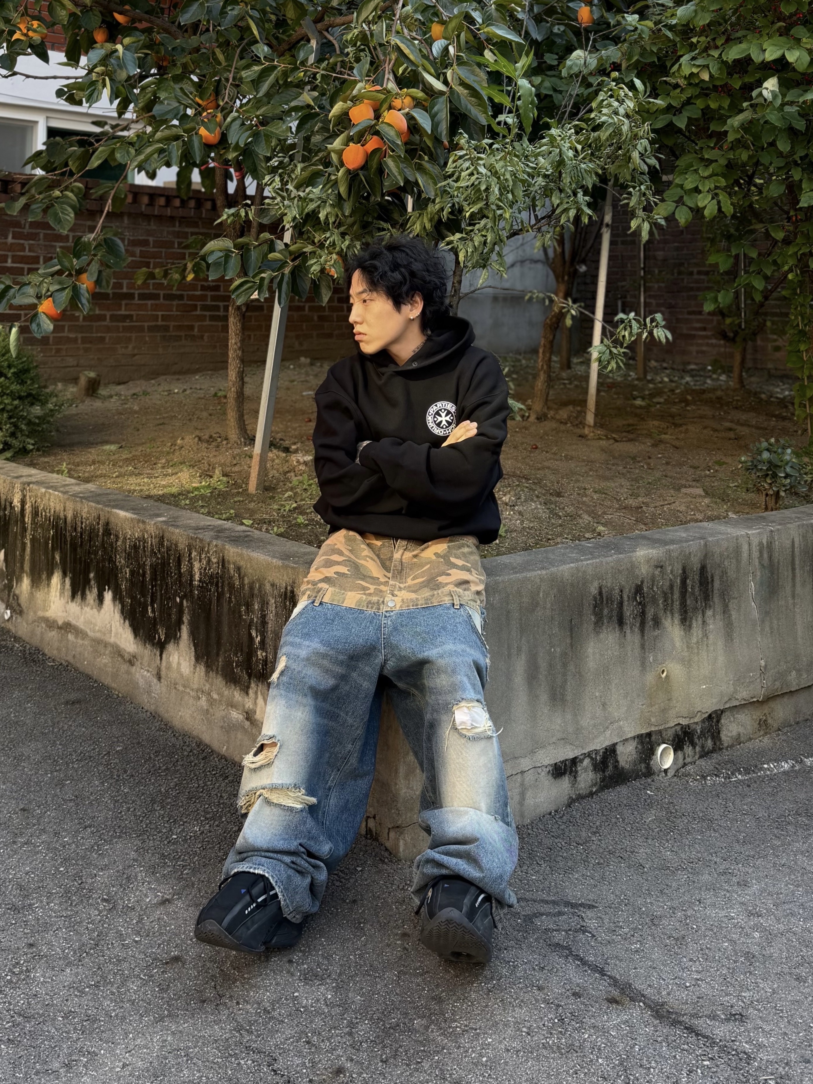 Punch Drunk Parties Circle Logo Oversized Hoodie Black 착용 스타일 - 2