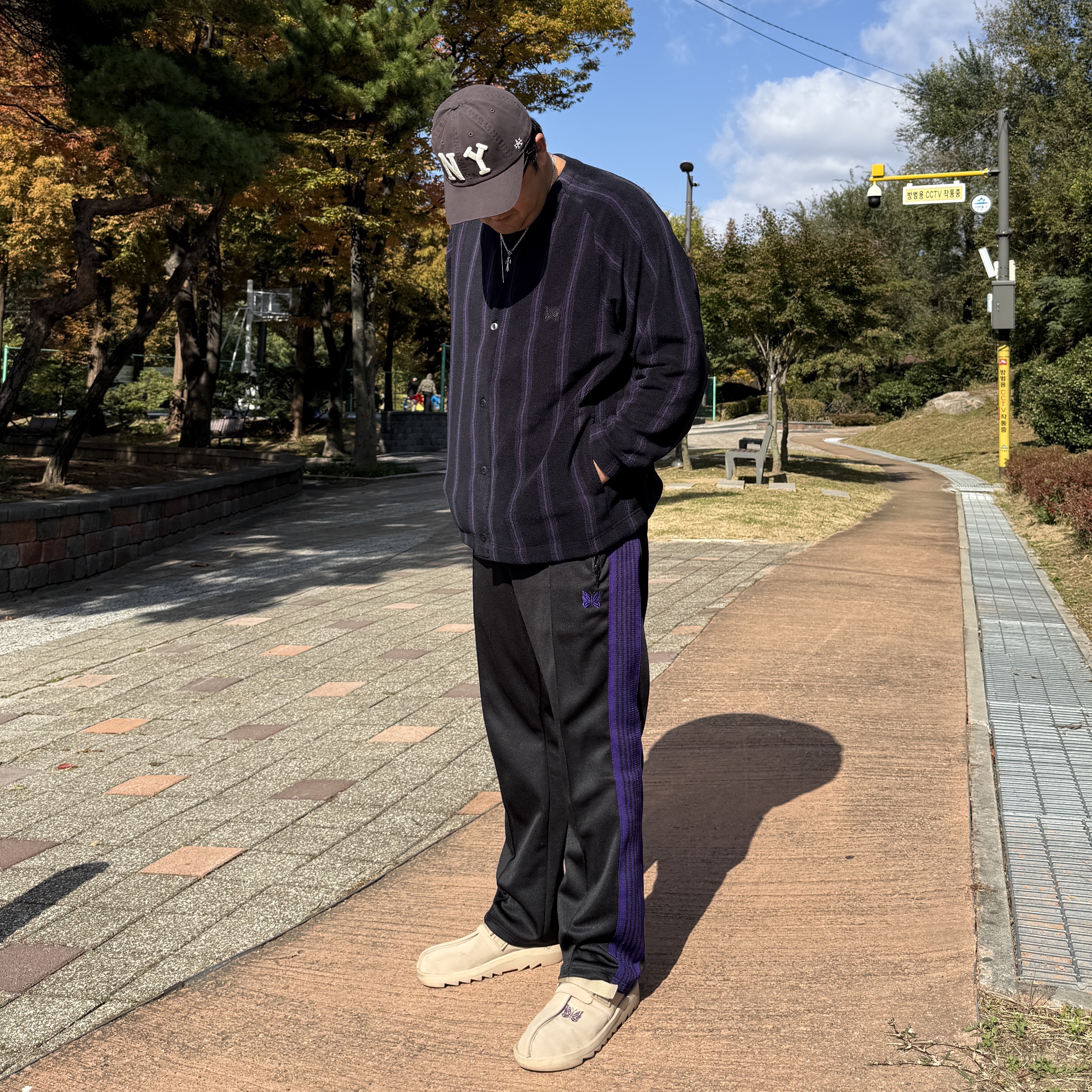 Uniqlo x Needles Fleece Oversized Cardigan Black - KR, Needles Narrow Track Pants Dark Purple 착용 스타일 - 1