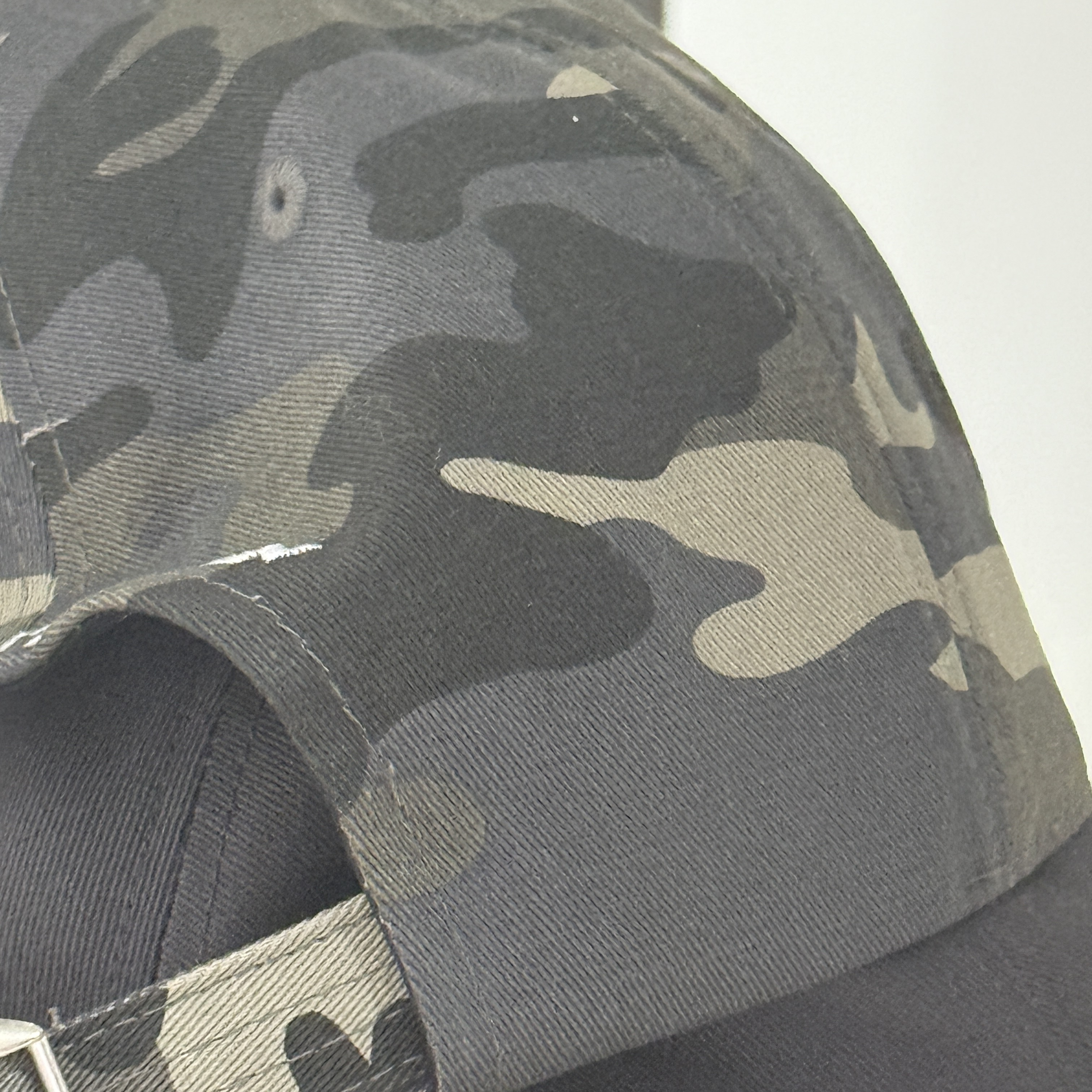 BORN TO WIN Small B Symbol Ball Cap Camo 착용 스타일
