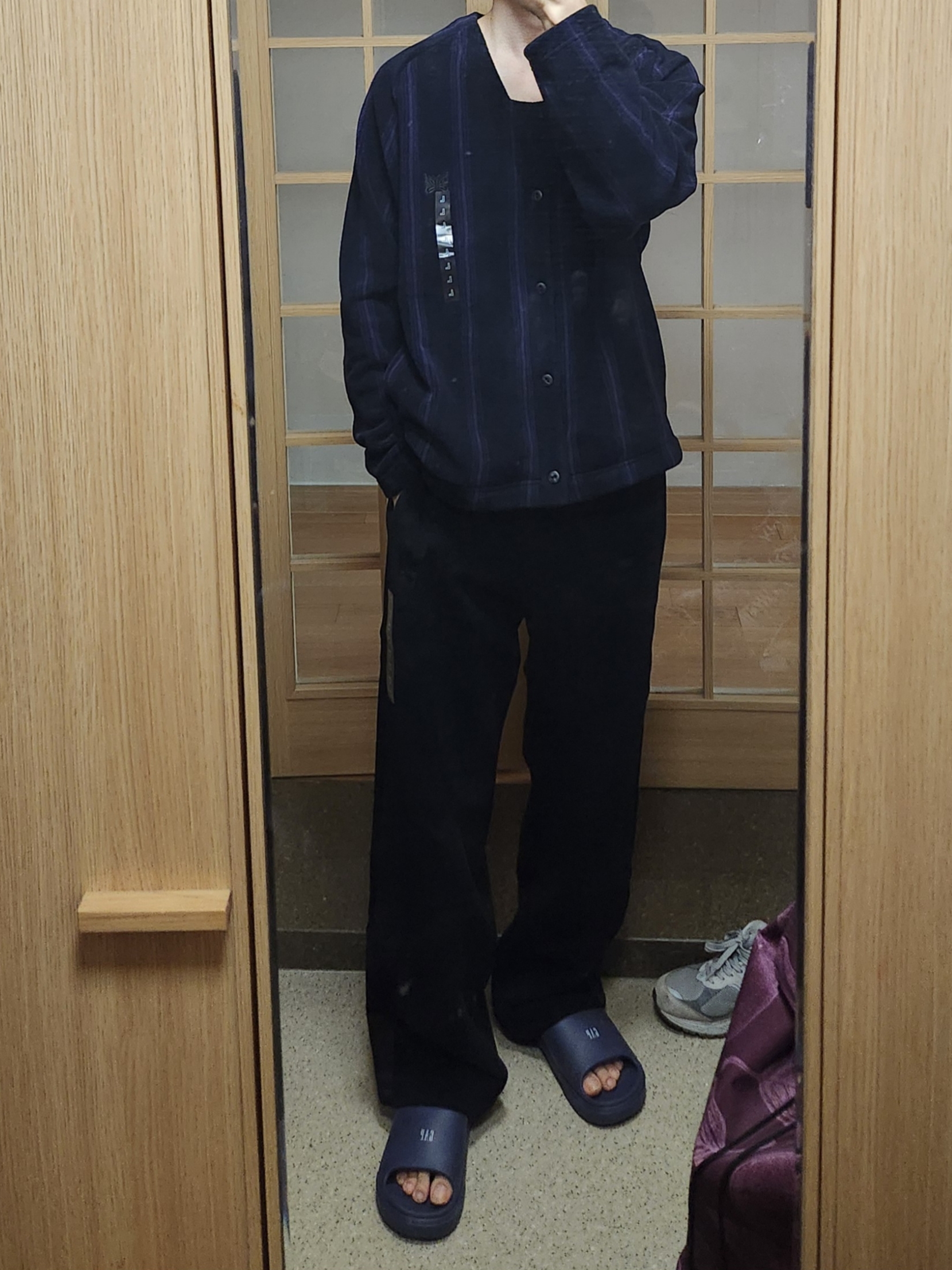 Uniqlo x Needles Fleece Oversized Cardigan Black - KR, Uniqlo x Needles Fleece Wide Pants Longer Length Black - KR 착용 스타일 - 1