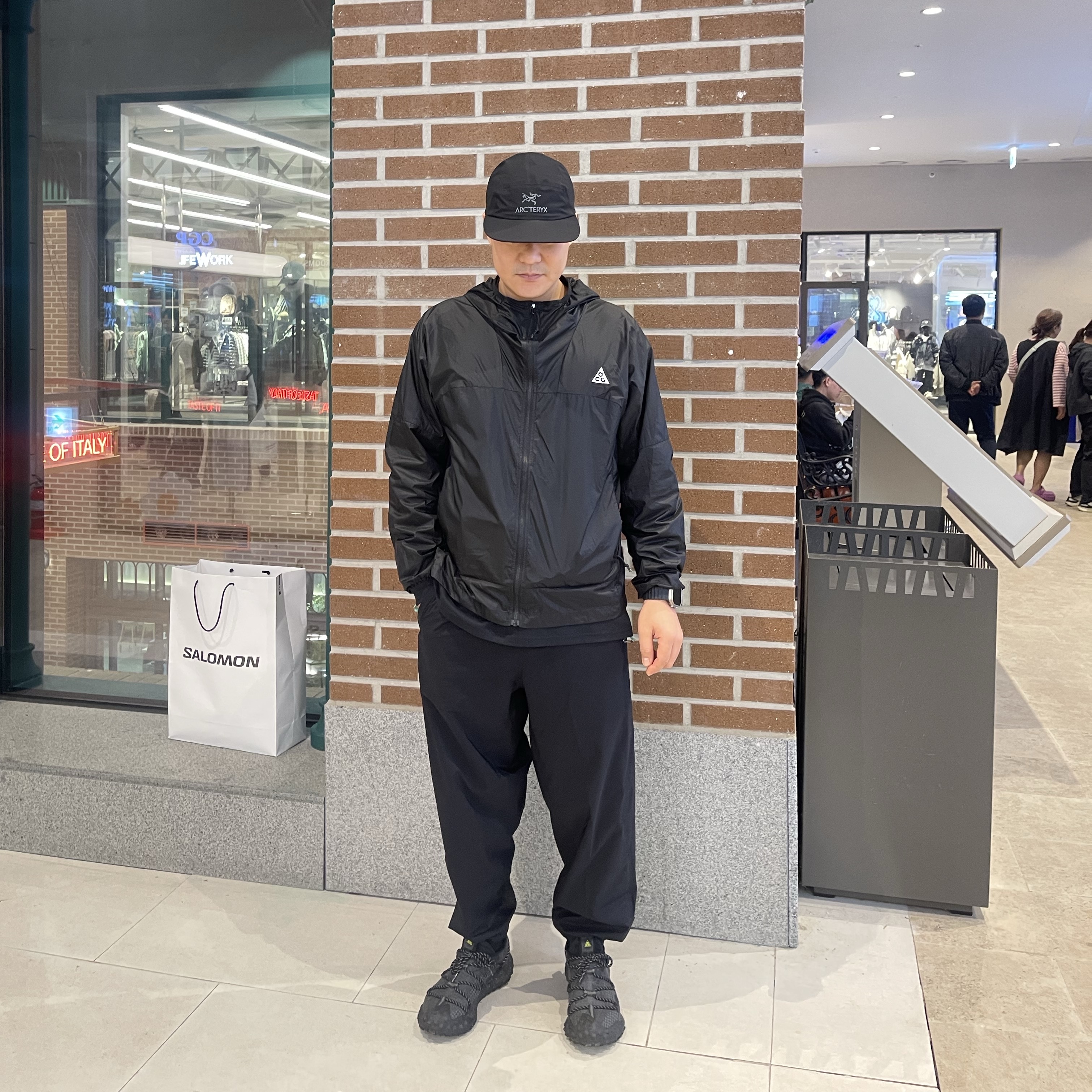 Nike ACG Cinder Cone Windproof Jacket Black Anthracite - Asia, Arc'teryx Gore 5 Panel Cap Black 착용 스타일
