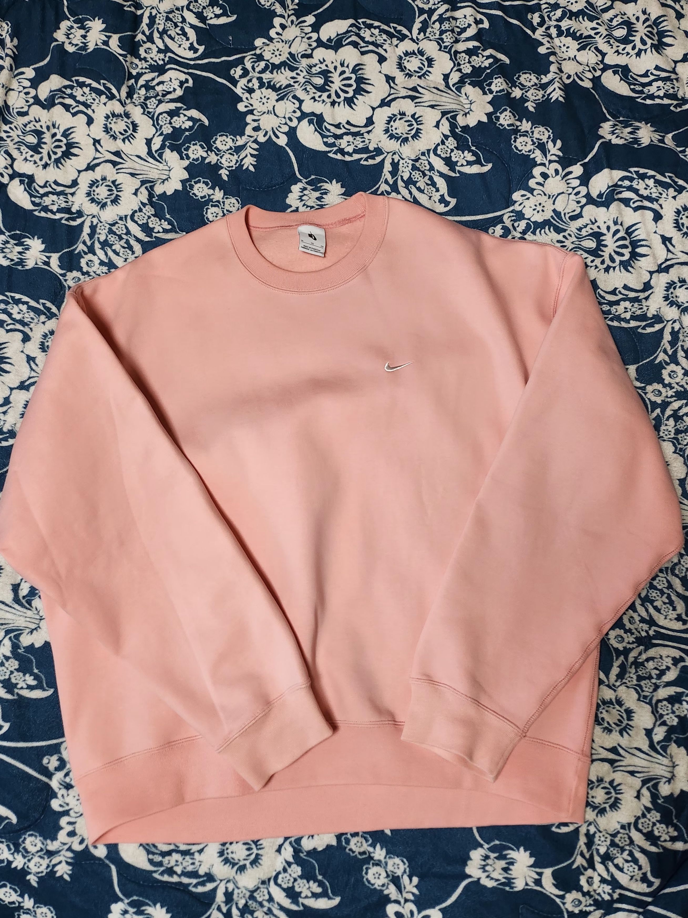 Nike NRG Solo Swoosh Crew Fleece Bleached Coral - US/EU 착용 스타일