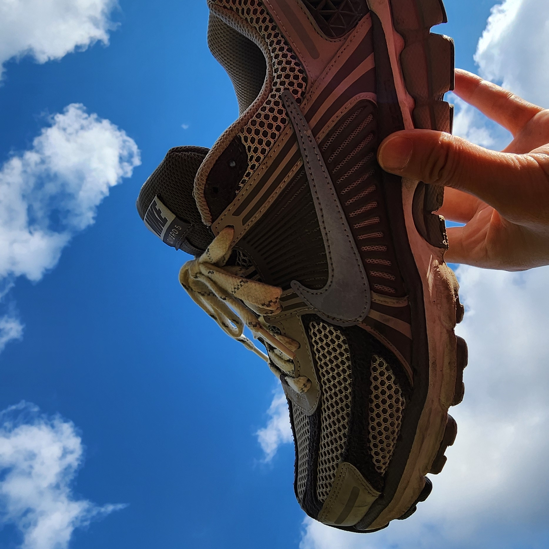 Nike Zoom Vomero 5 PRM Light Iron Ore and Flat Fewter 착용 스타일
