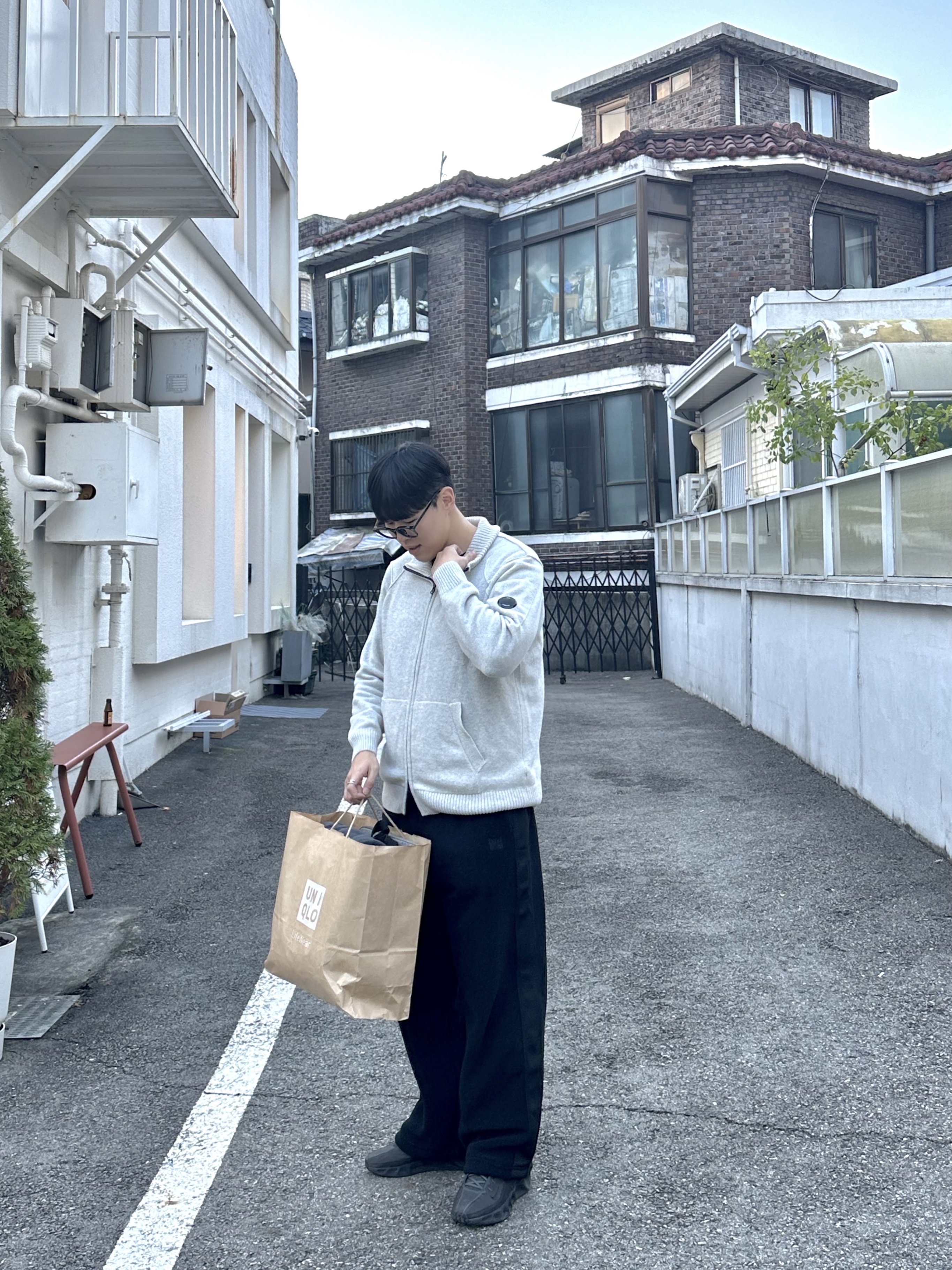 Nike x Hyein Seo Ava Rover Black, Uniqlo x Needles Fleece Wide Pants Black - KR 착용 스타일