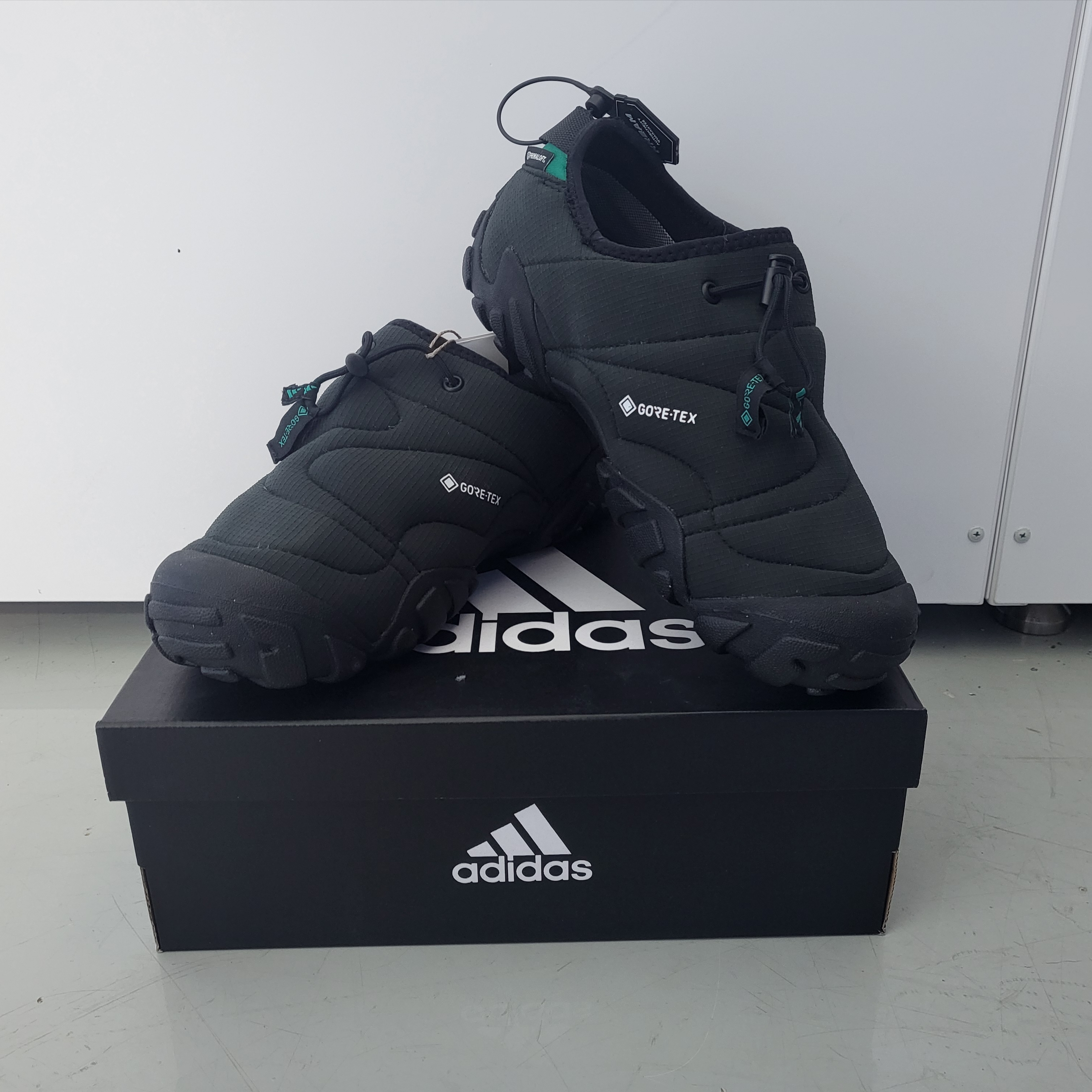 Adidas Radlander Moc Gore-Tex Core Black Cloud White 착용 스타일