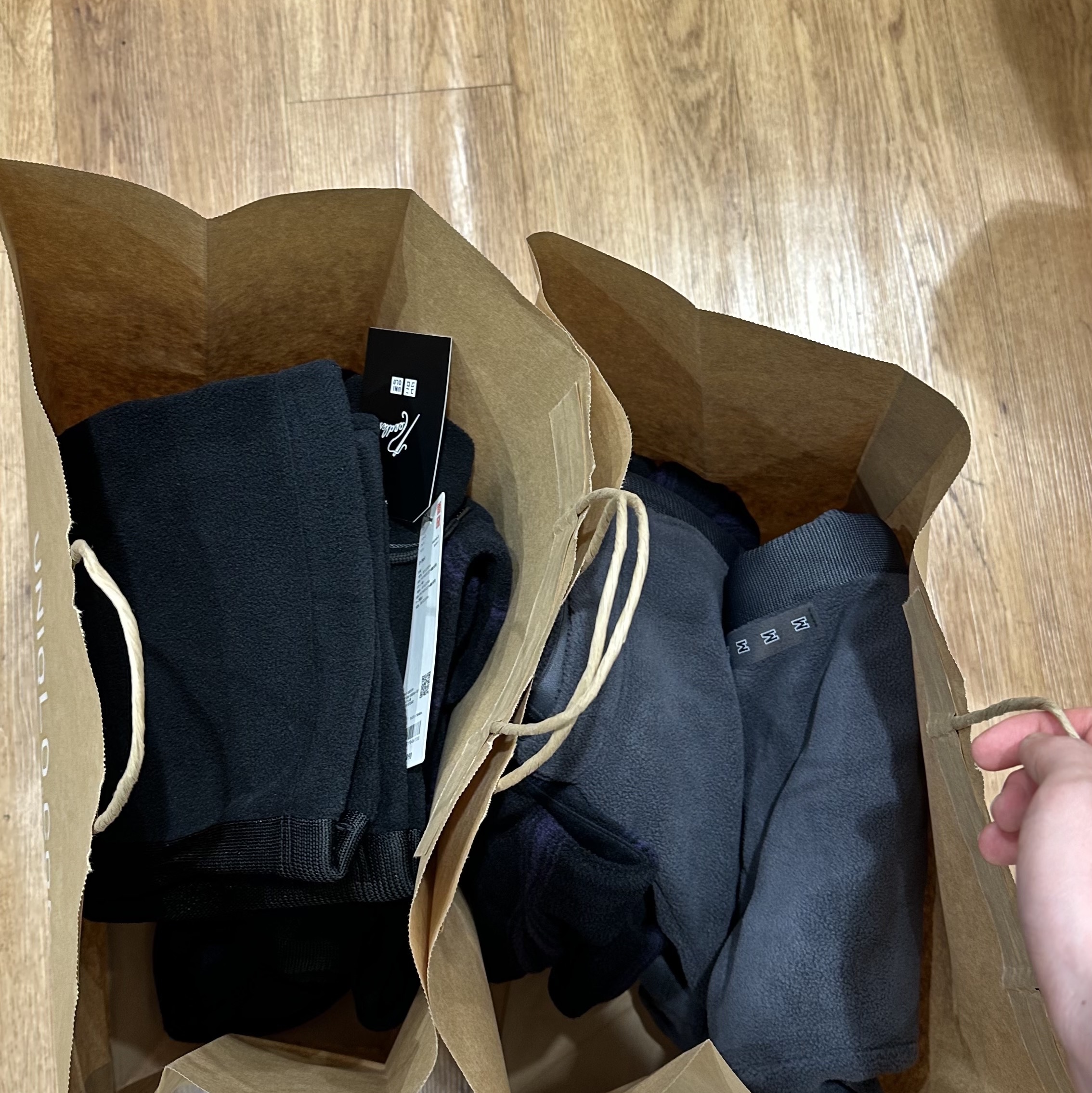 Uniqlo x Needles Fleece Oversized Cardigan Black - JP, Uniqlo x Needles Fleece Oversized Cardigan Black - KR 착용 스타일 - 4