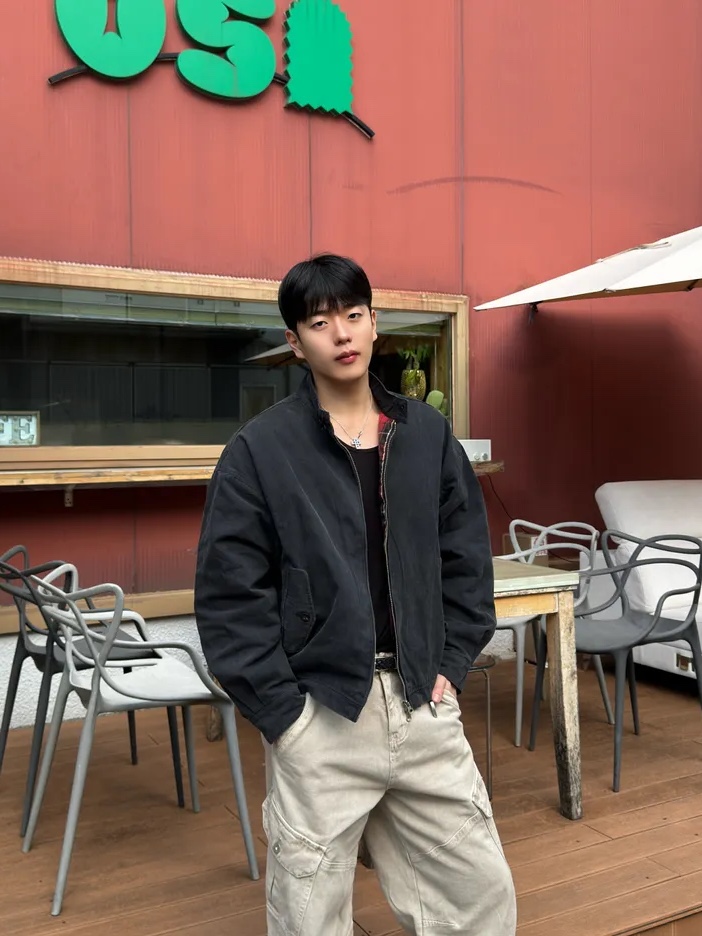 QT8 GARMENTS TL Washed Oxford Harrington Jacket Black 착용 스타일 - 3