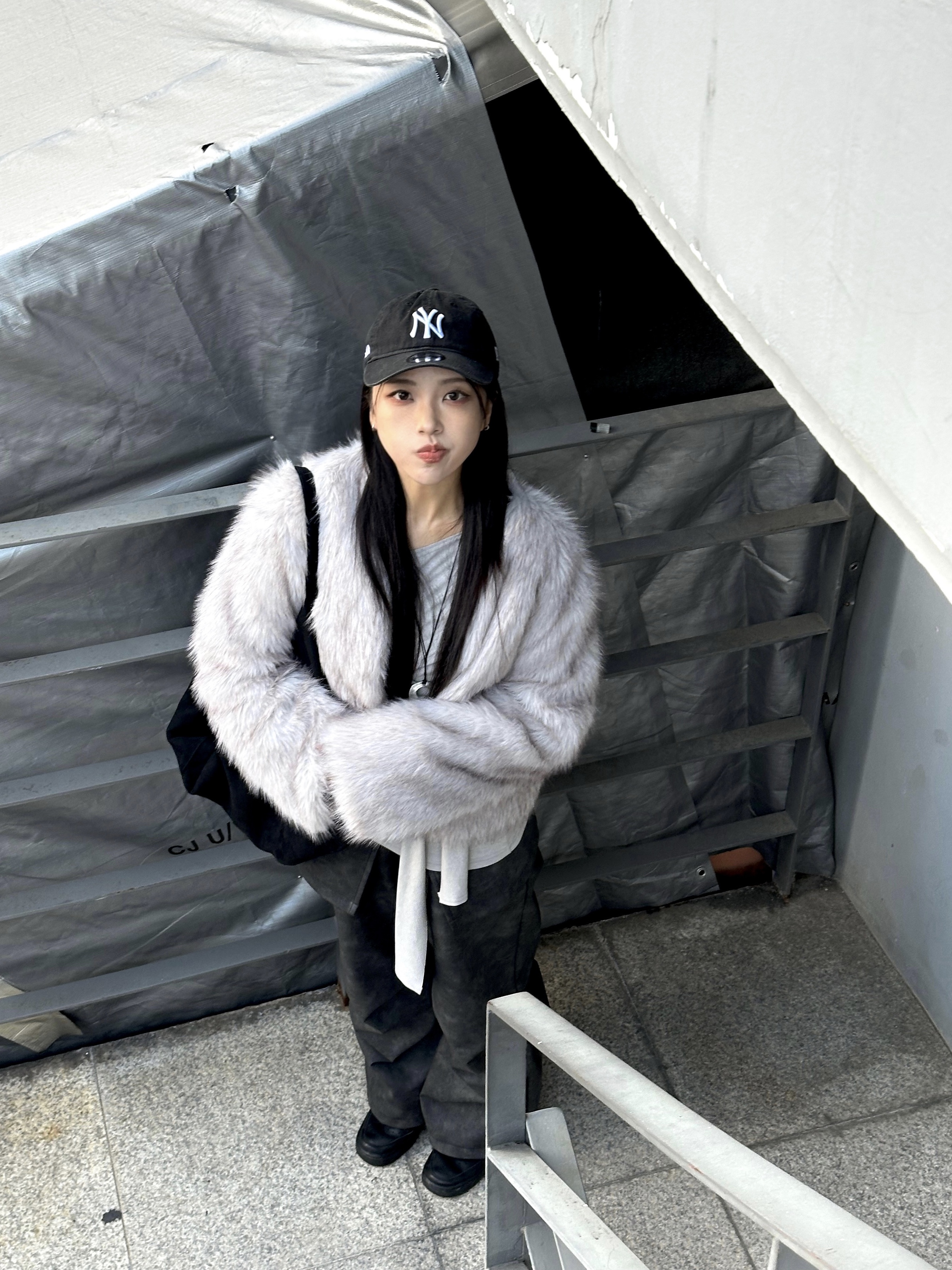 New Era x MoMA New York Yankees Cap Navy, (W) Nike Air Force 1 '07 Low Triple Black 착용 스타일 - 1