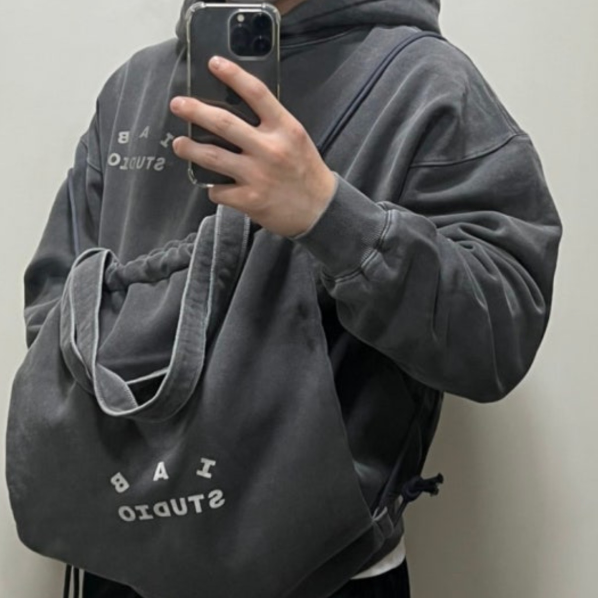 IAB Studio Pigment Hoodie & Sack Black 착용 스타일