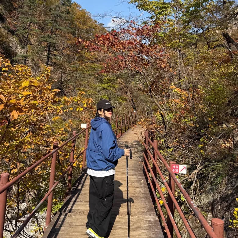 QT8 GARMENTS Nostalgia Windbreaker Blue 착용 스타일 - 6