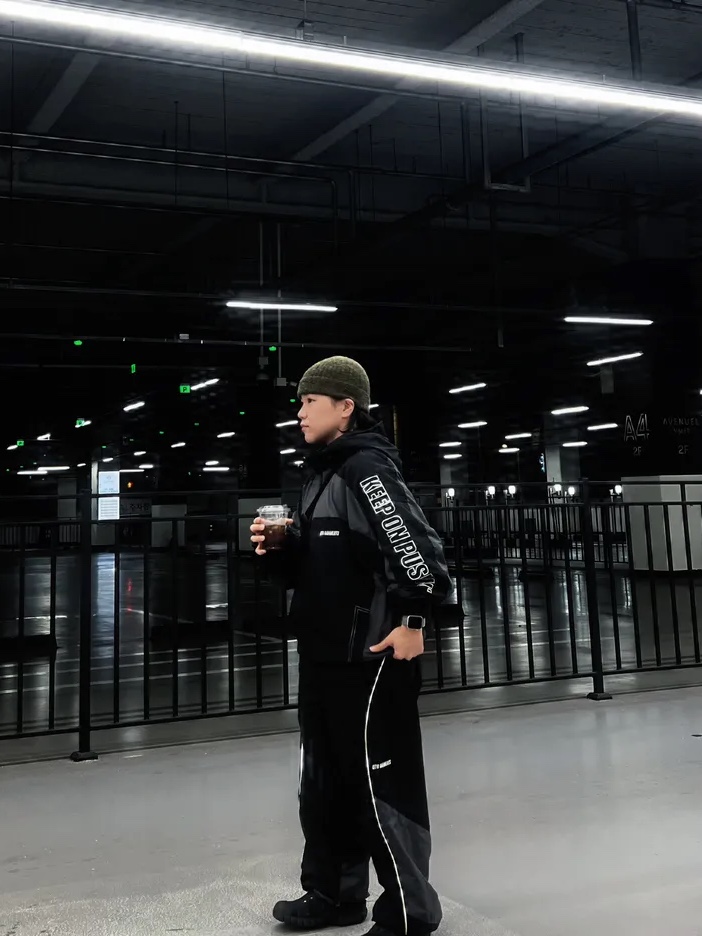 QT8 GARMENTS Retro Track Setup Black/Charcoal 착용 스타일 - 1