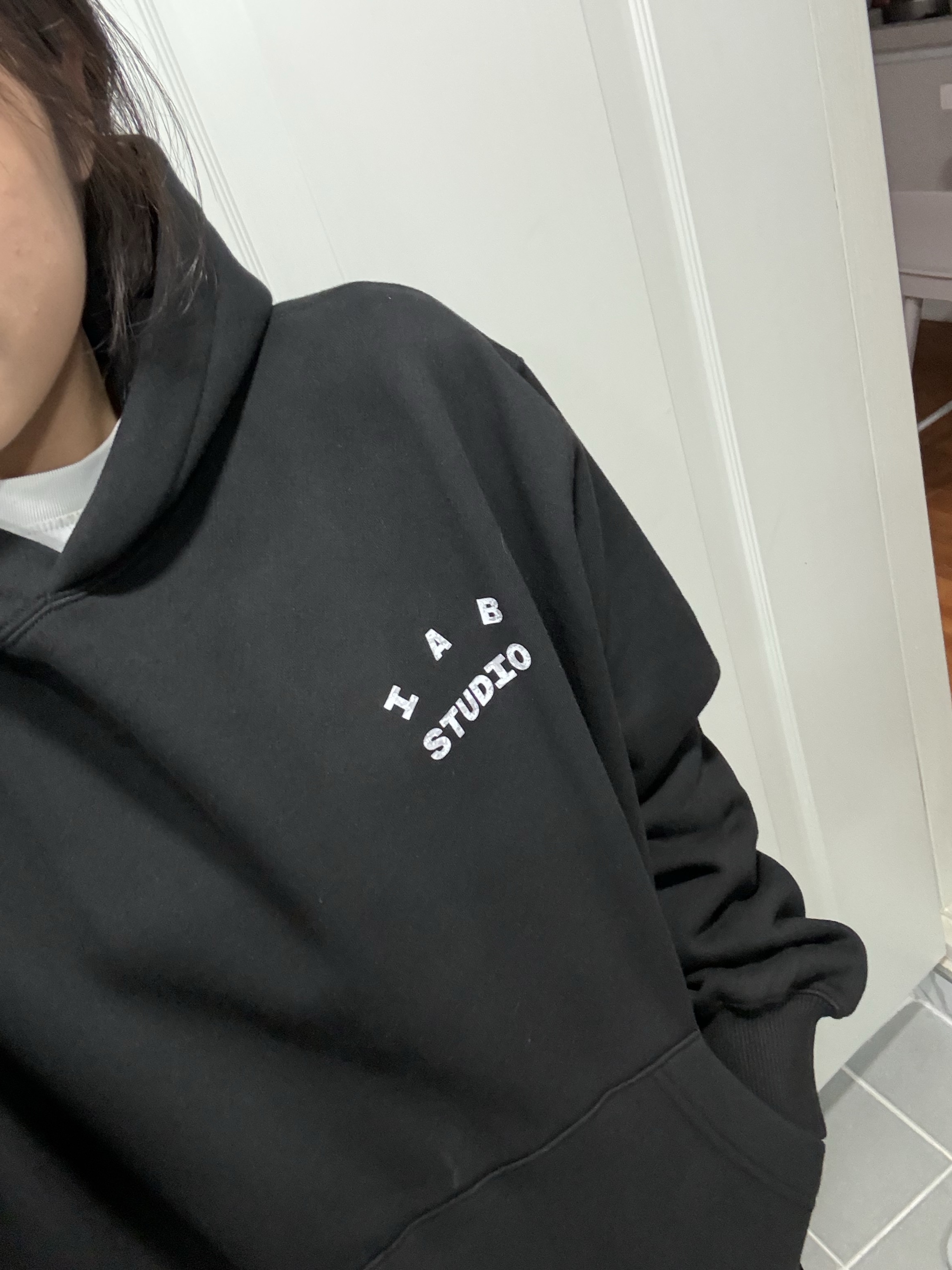 IAB Studio IAB Camo Logo Hoodie Black 착용 스타일 - 1