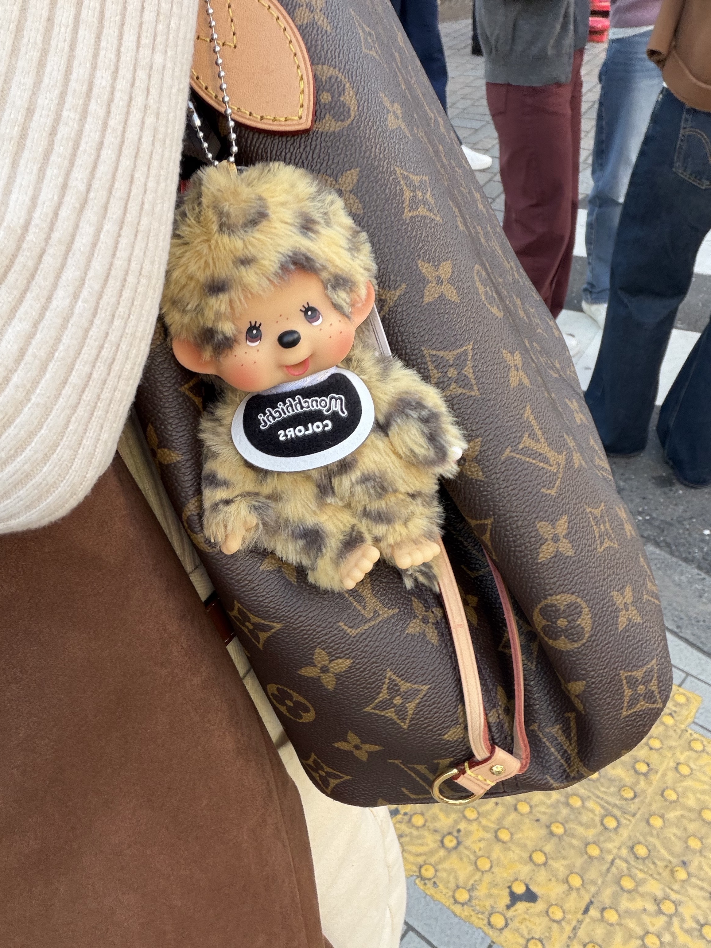 Monchhichi Colors Keychain Leopard Print, Louis Vuitton Neverfull MM Monogram Cerise Red 착용 스타일 - 1