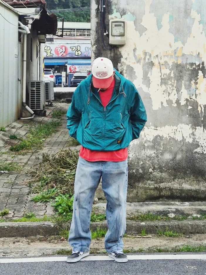 QT8 GARMENTS Nostalgia Windbreaker Green 착용 스타일 - 2