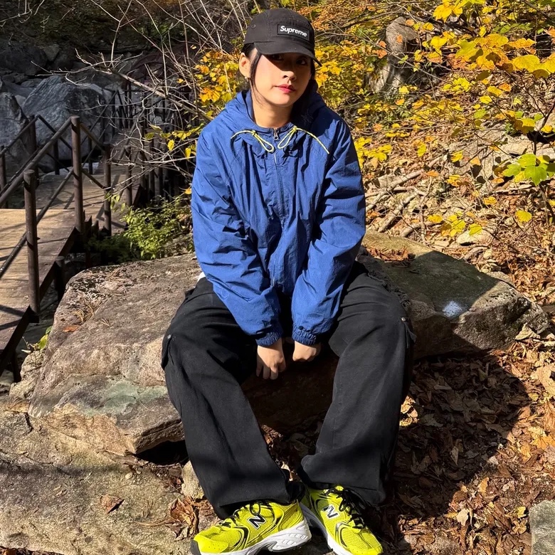 QT8 GARMENTS Nostalgia Windbreaker Blue 착용 스타일 - 2