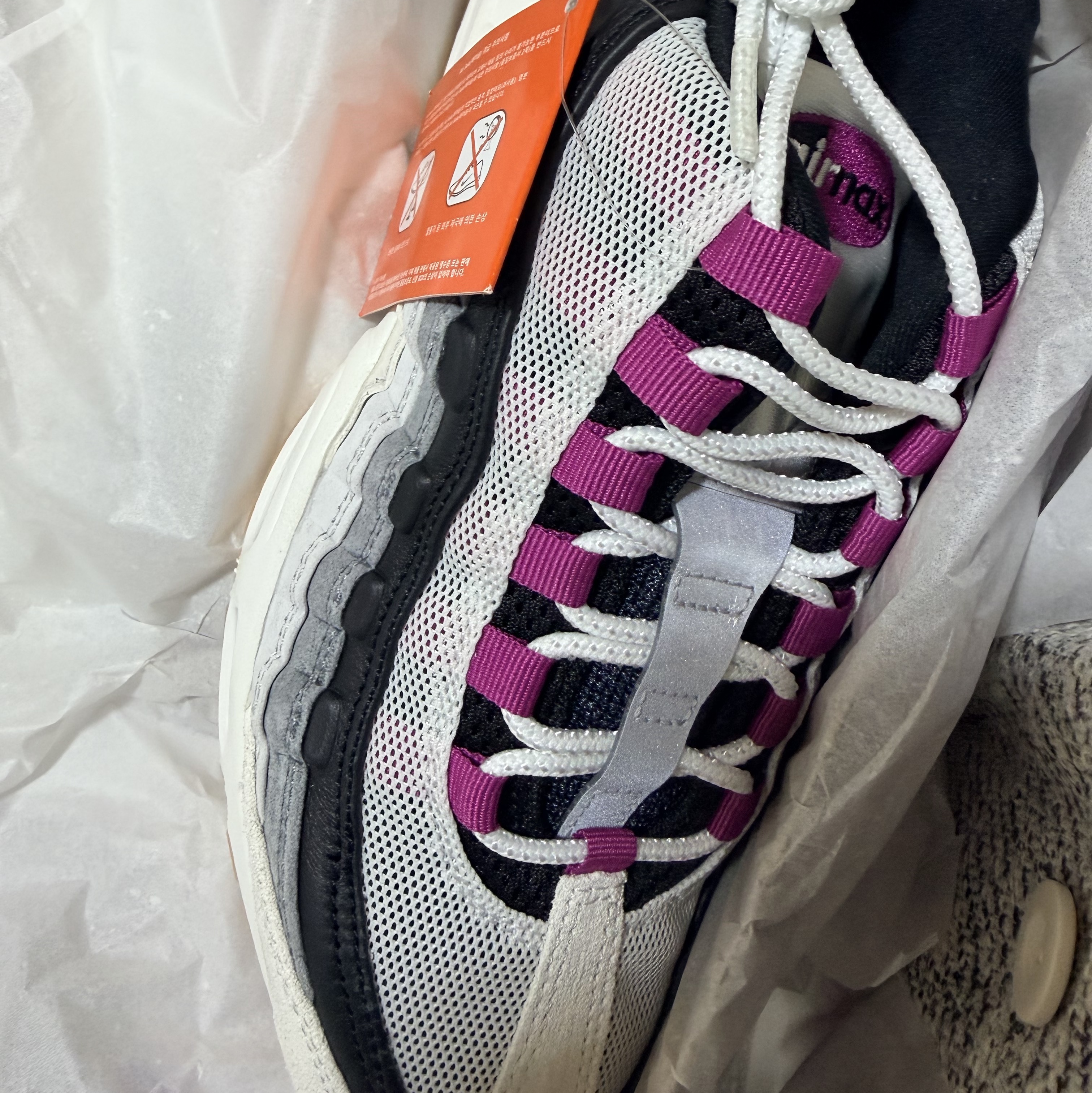 Nike SB Air Max 95 Summit White and Cactus Flower 착용 스타일