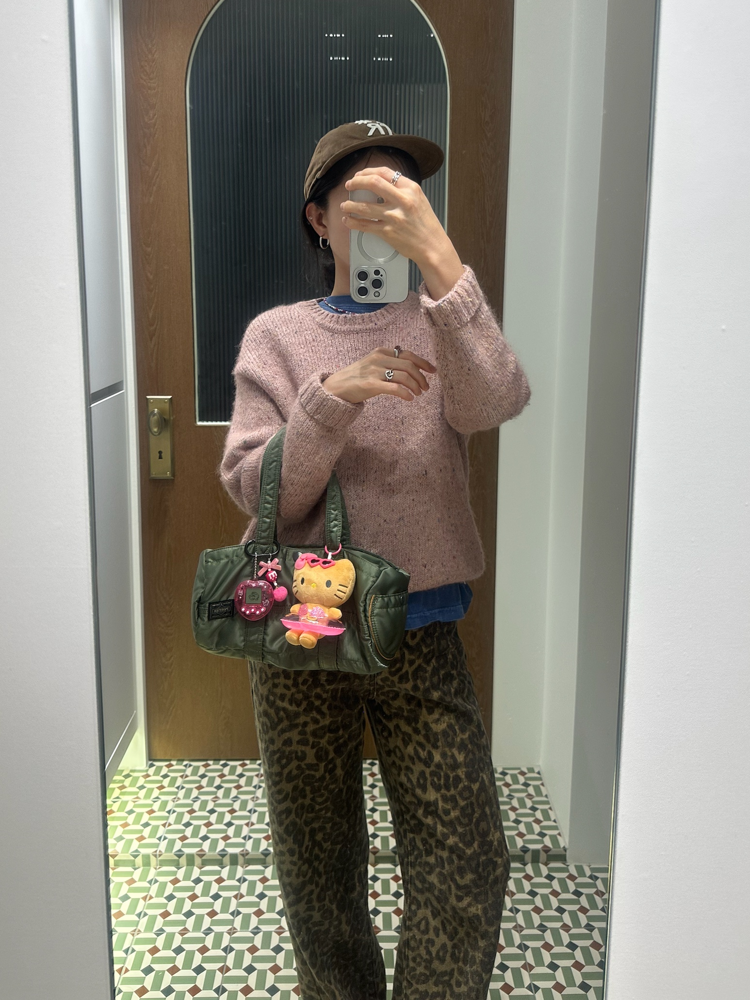 Porter Tanker Duffle Bag S Sage Green, (W) Adidas Gazelle Indoor Bliss Pink 착용 스타일 - 3