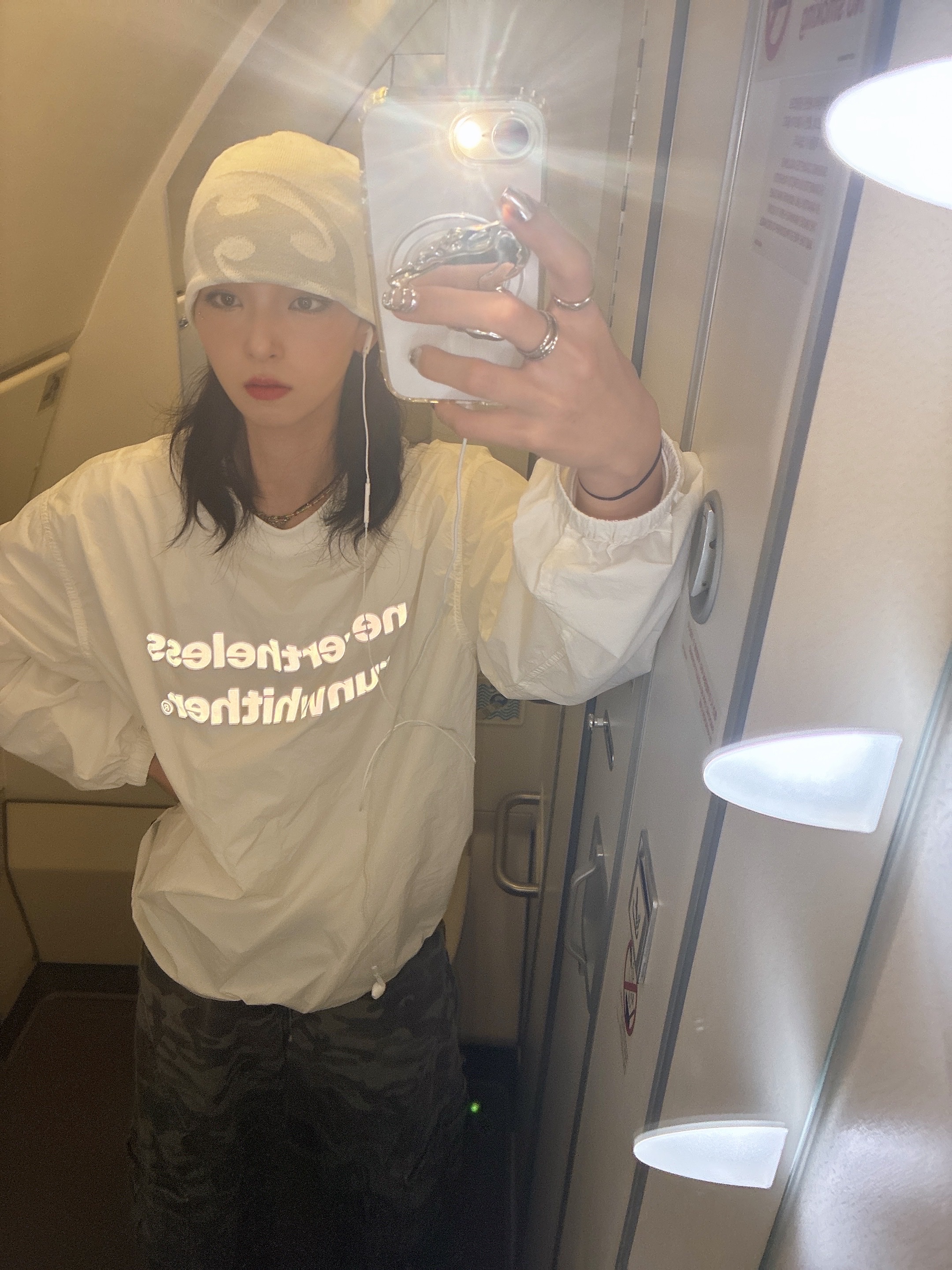 [KREAM 단독] runwhither Windbreaker MTM White, Sansan Gear Logo Beanie White 착용 스타일
