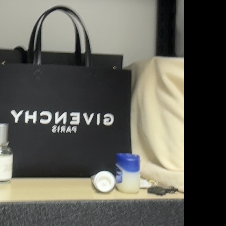 Givenchy Medium G Tote Shopping Bag in Canvas Black 착용 스타일