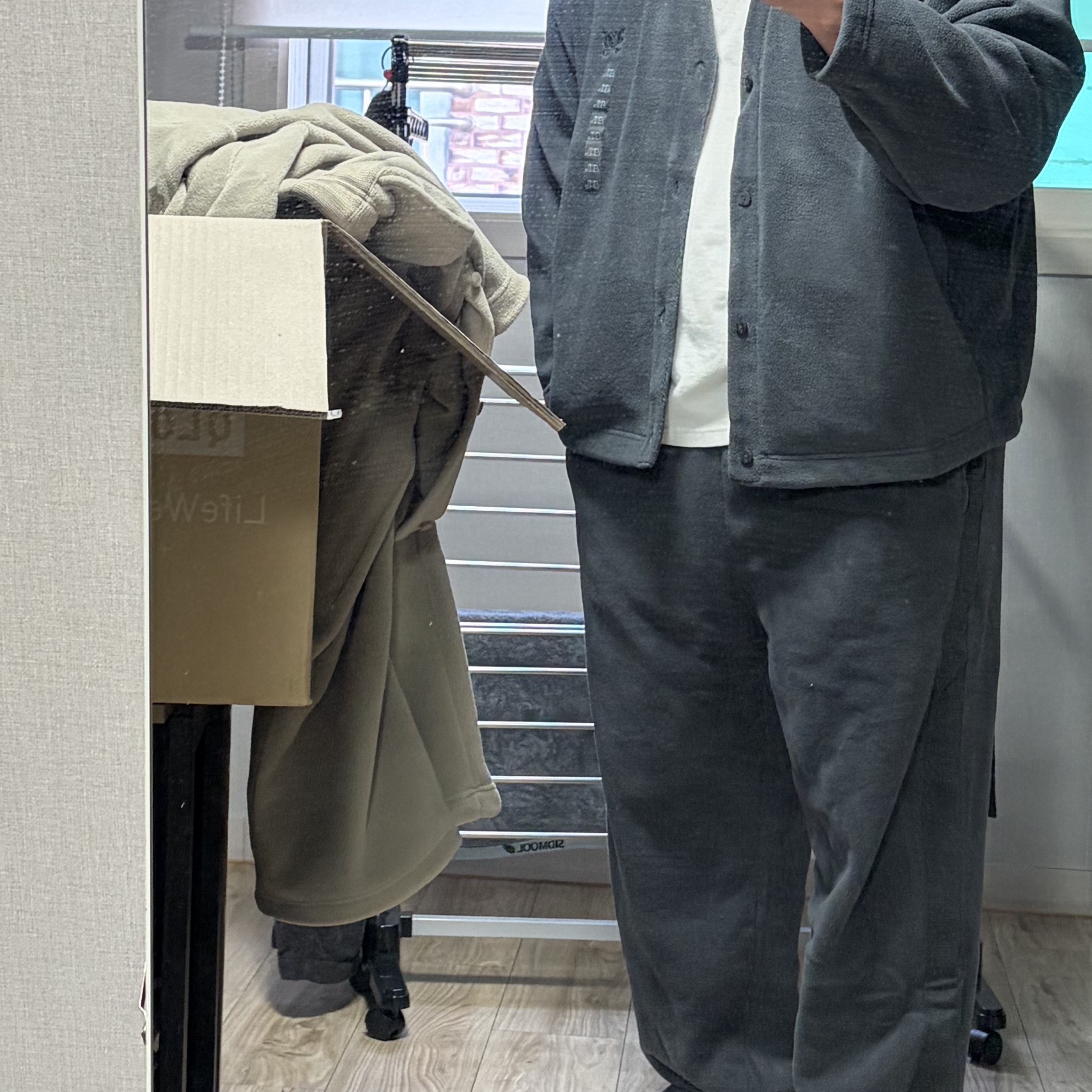 Uniqlo x Needles Fleece Oversized Cardigan Dark Gray - KR, Uniqlo x Needles Fleece Wide Pants Dark Gray - KR 착용 스타일