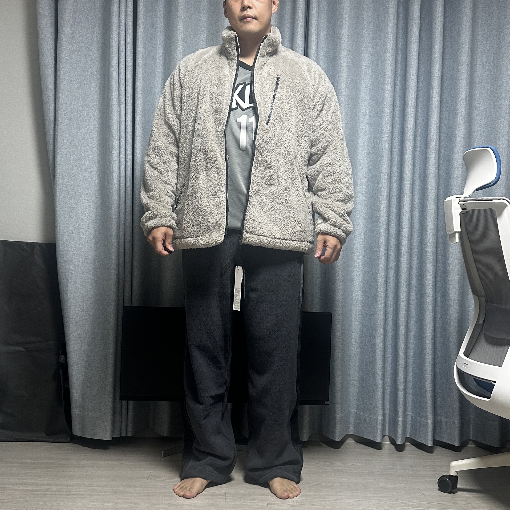 Uniqlo x Needles Fleece Jacket Beige - KR, Uniqlo x Needles Fleece Wide Pants Dark Gray - KR 착용 스타일 - 3