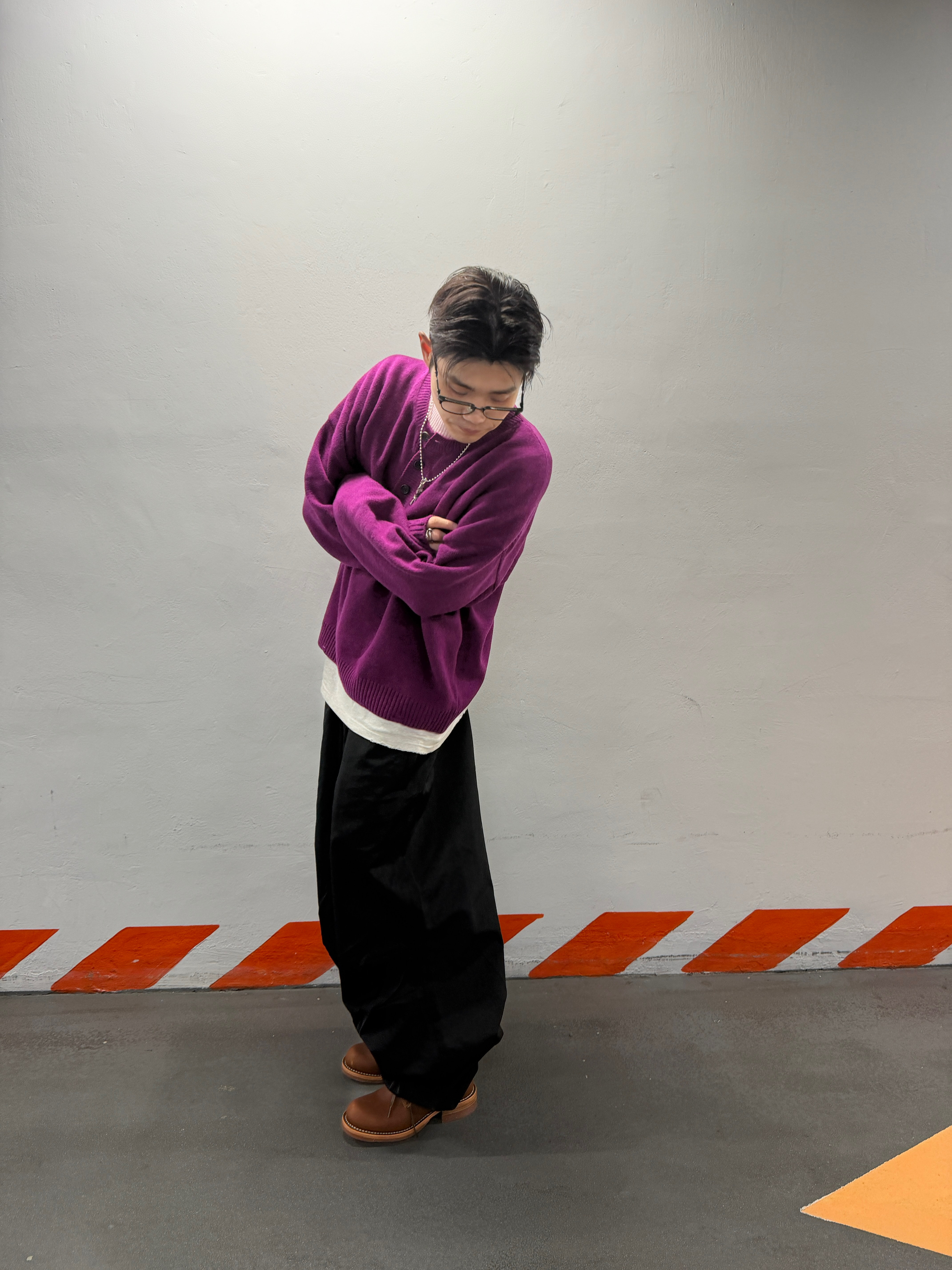 MJD Contrast Neck Cash Crop Knit Magenta, Nonnod Track Pants Black 착용 스타일 - 1
