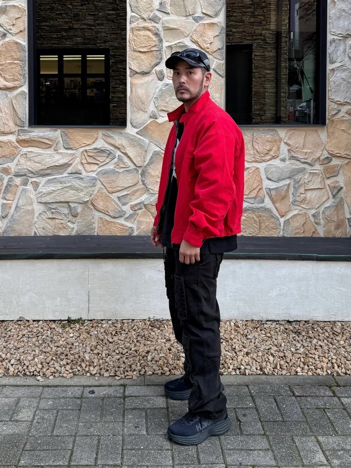 QT8 GARMENTS Washed Oxford Harrington Jacket Red 착용 스타일 - 3