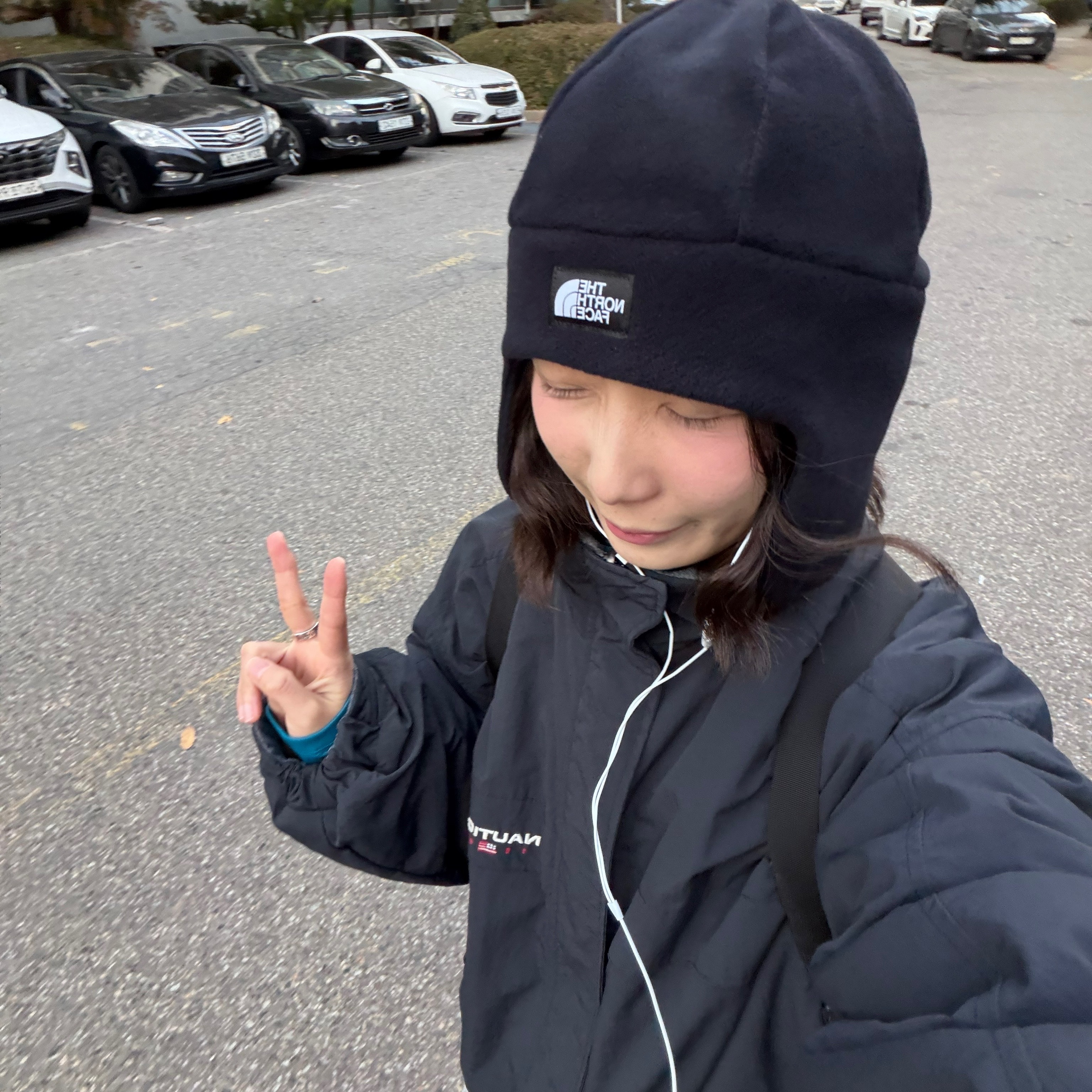 Supreme Varsity Hooded Sweatshirt Black - 23FW, Supreme Interstate Reflective Beanie Black - 22FW 착용 스타일 - 8