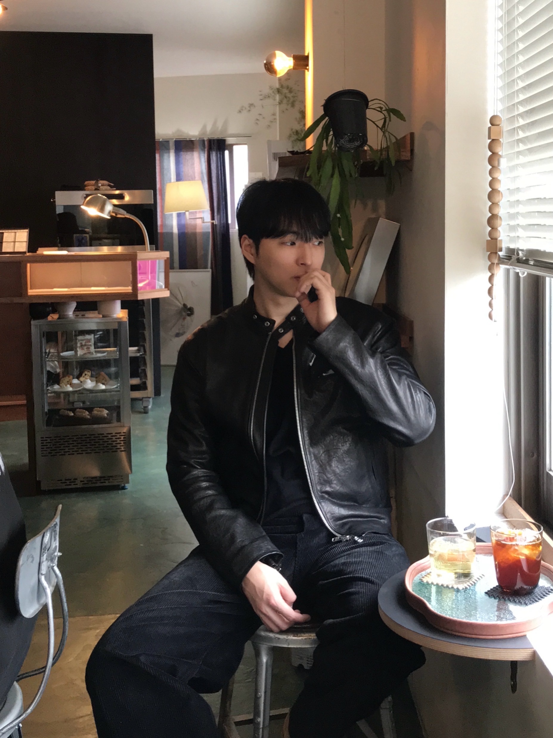 Haleine Metallic Trim V-Neck Knit Black (WT305) 착용 스타일 - 3