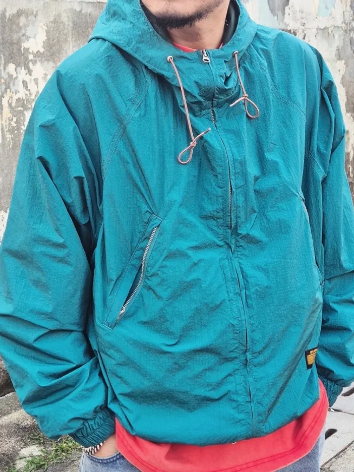 QT8 GARMENTS Nostalgia Windbreaker Green 착용 스타일 - 7