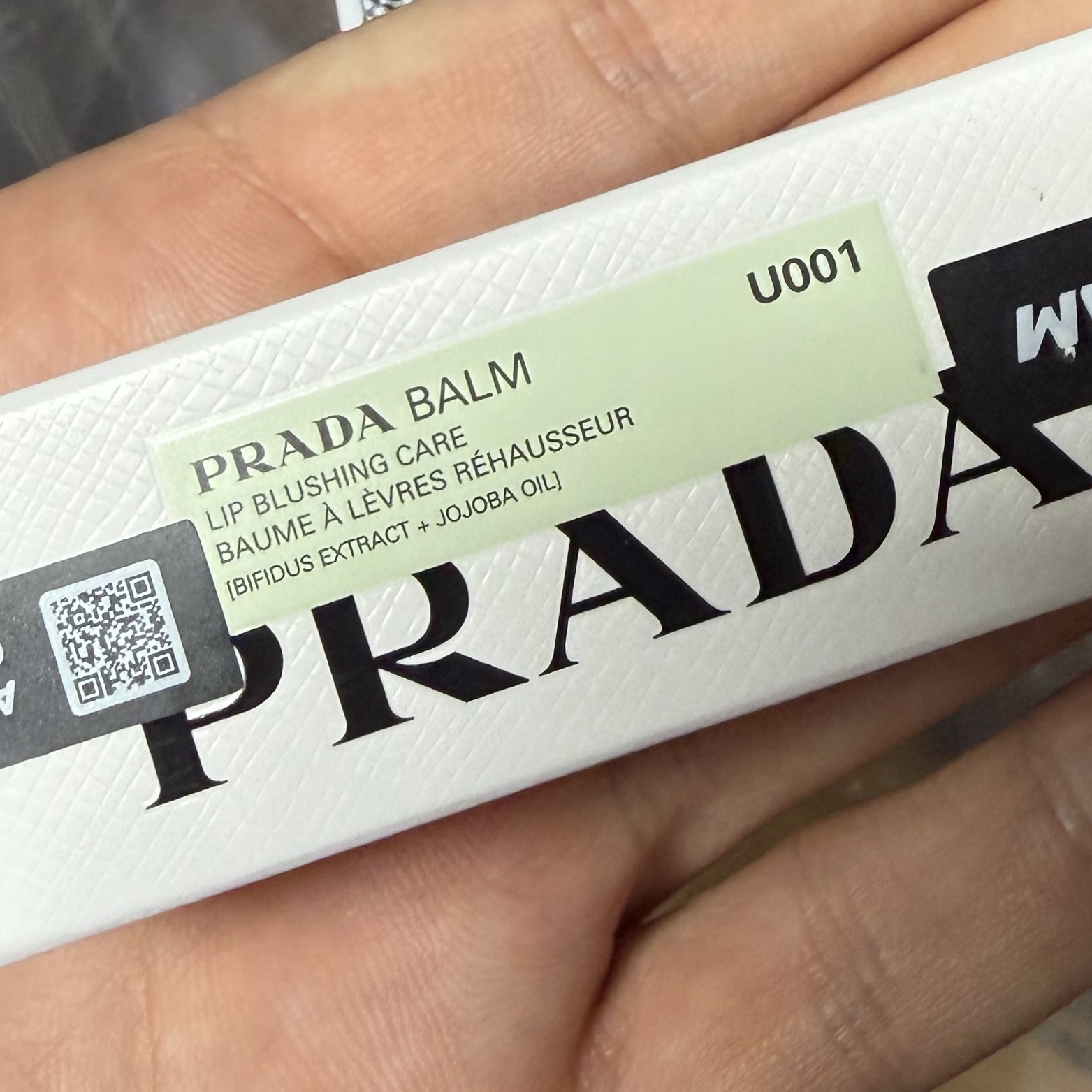 Prada Blushing Care Lip Balm U001 Astral Pink 착용 스타일