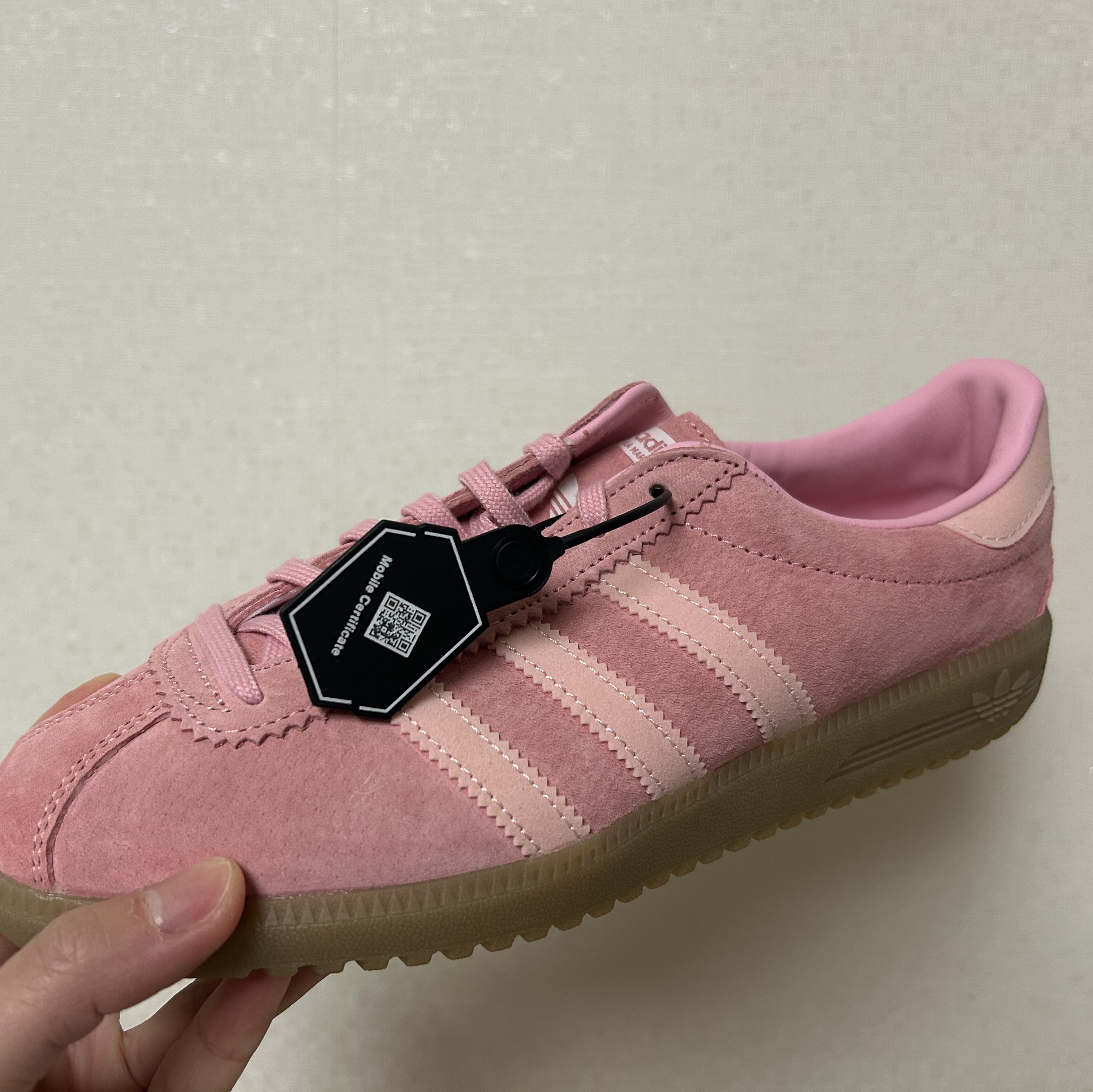 Adidas Bermuda Glow Pink 착용 스타일