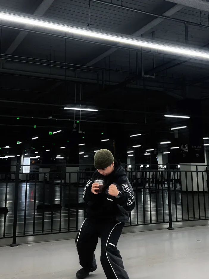 QT8 GARMENTS Retro Track Setup Black/Charcoal 착용 스타일 - 2