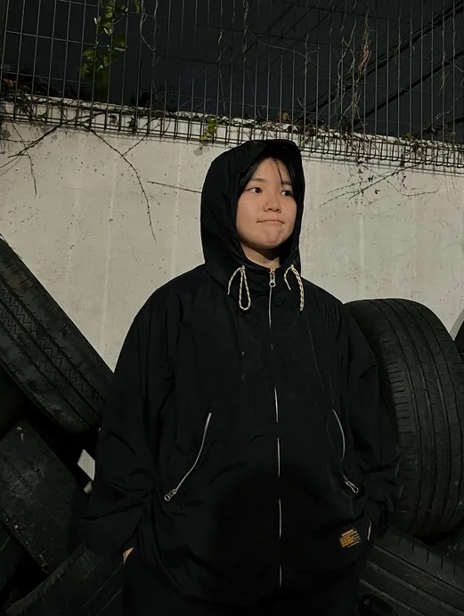 QT8 GARMENTS Nostalgia Windbreaker Black 착용 스타일