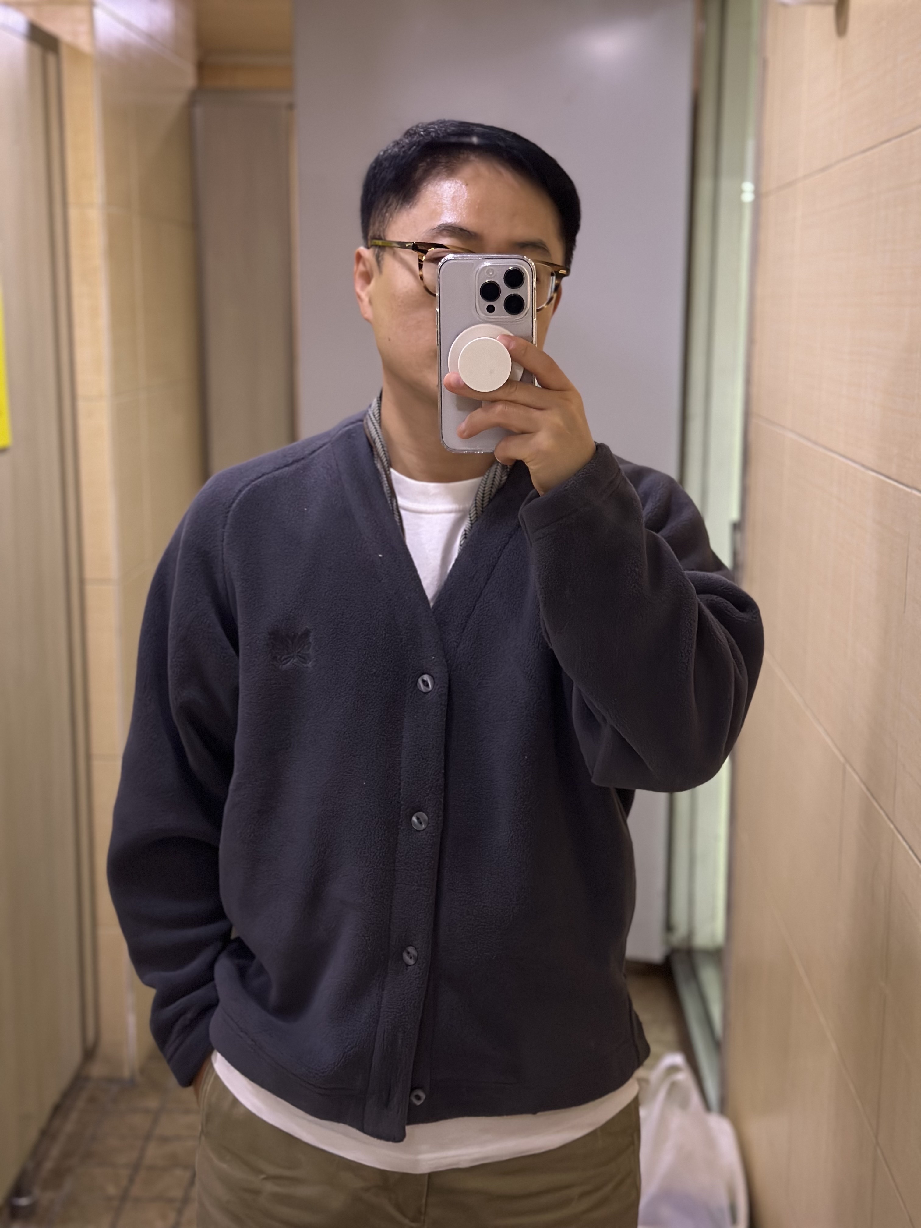 Uniqlo x Needles Fleece Oversized Cardigan Dark Gray - KR 착용 스타일