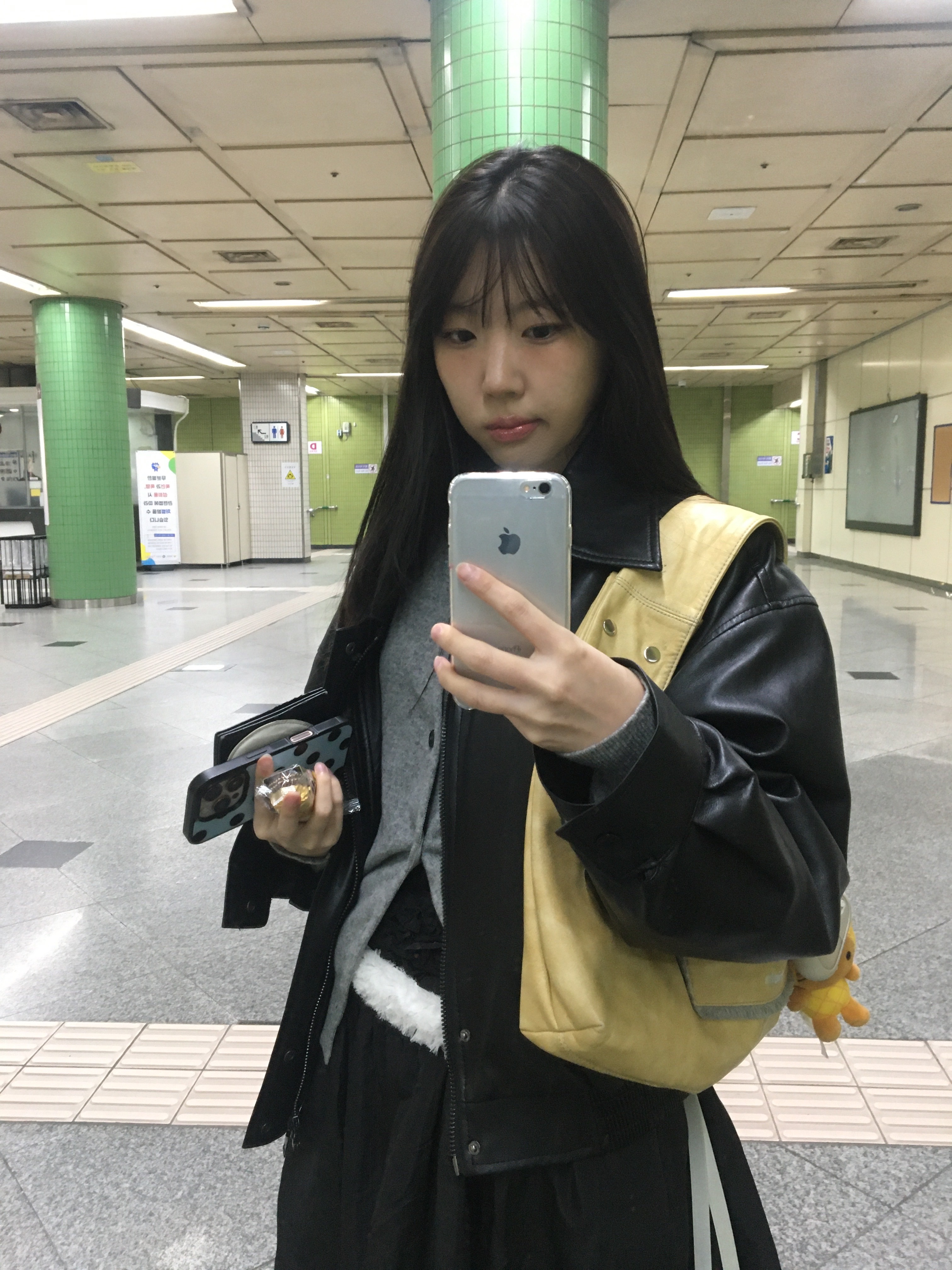 Play Comme des Garcons Black Heart Knit Cardigan Grey 착용 스타일