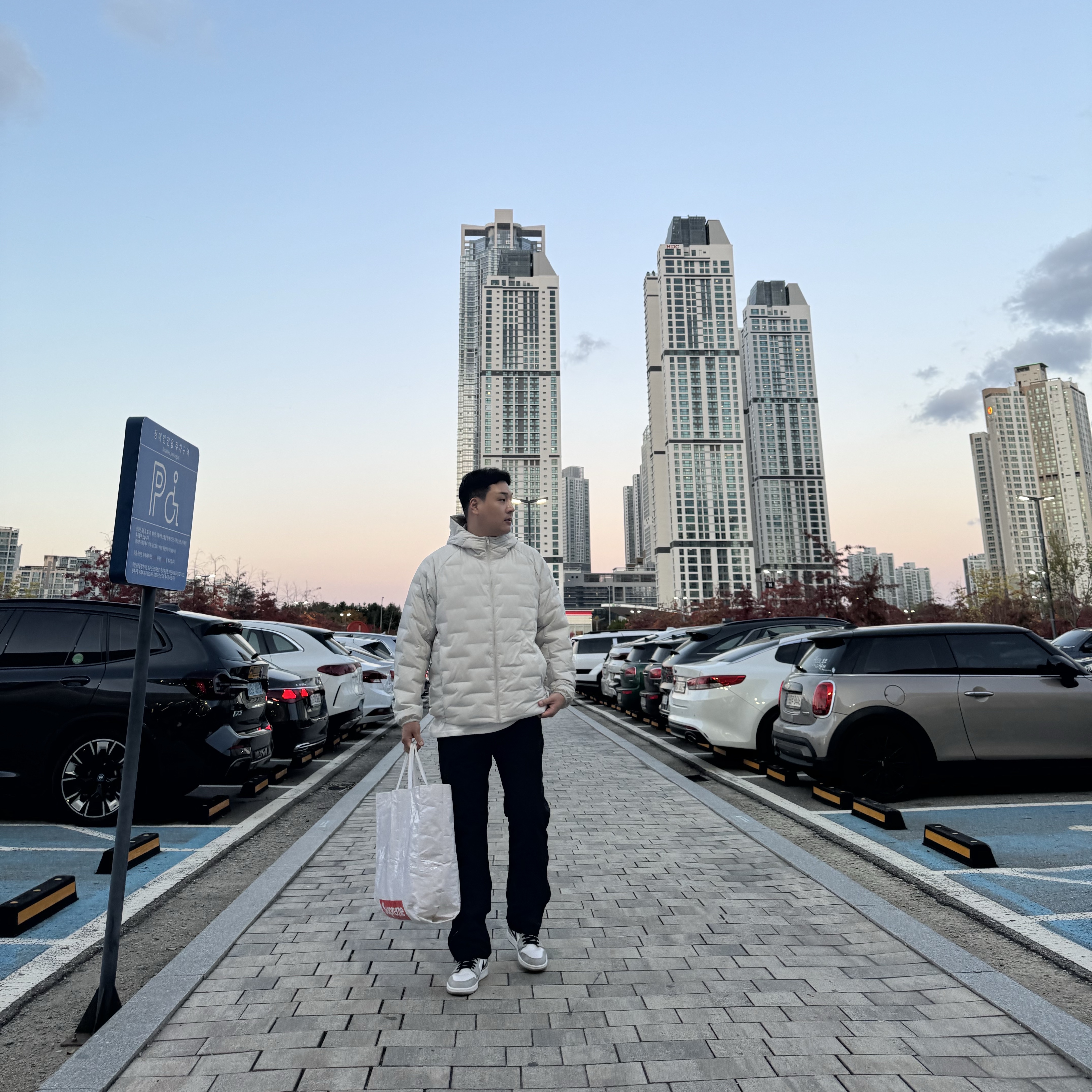 Uniqlo Pufftech Parka Off White - JP, Jordan 1 Mid Light Smoke Grey 착용 스타일 - 3