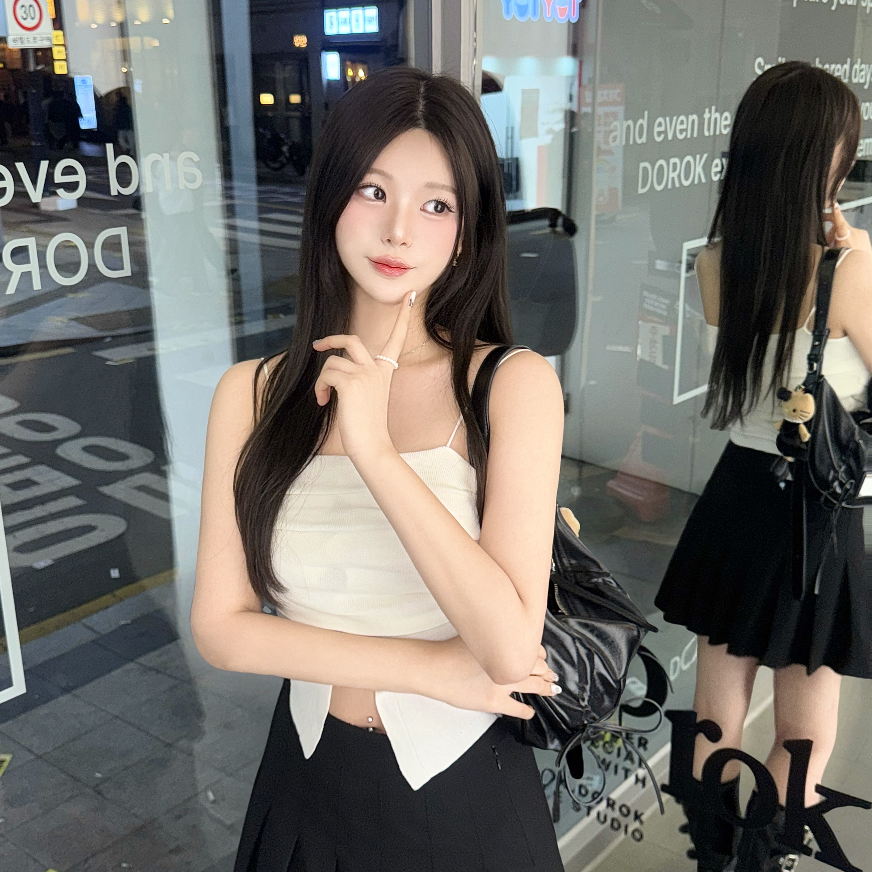 Matin Kim Half Shirring Ribbon Round Bag Black 착용 스타일 - 2