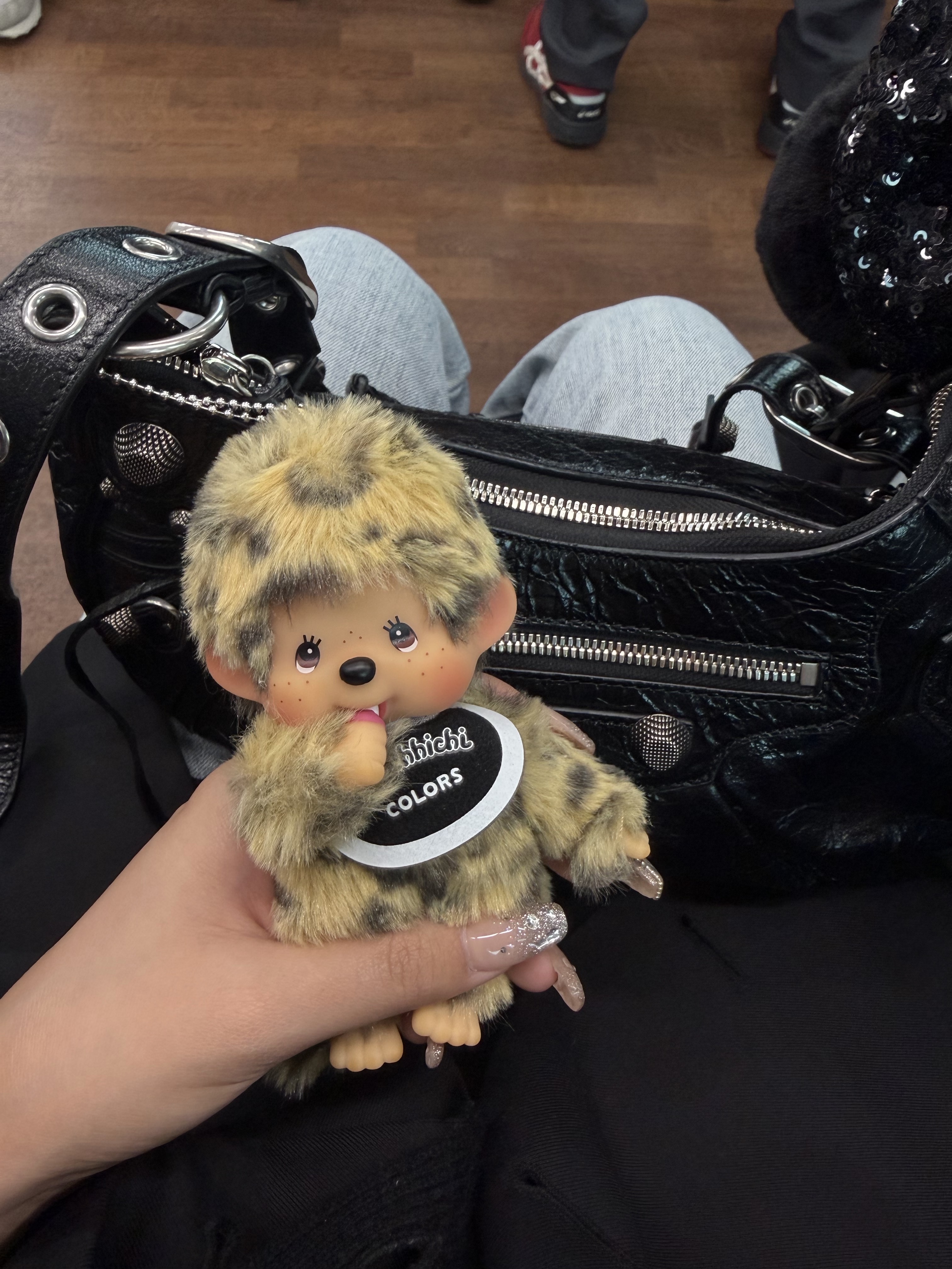 Monchhichi Colors Keychain Leopard Print, Louis Vuitton Neverfull MM Monogram Cerise Red 착용 스타일 - 2