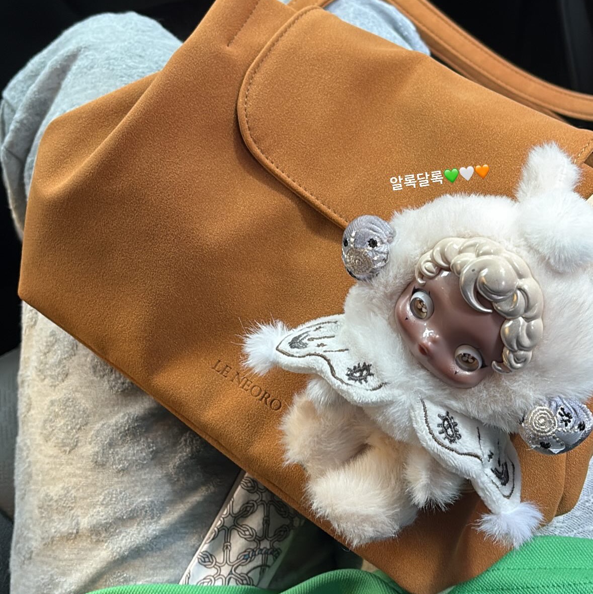 Pop Mart Skullpanda L’Impressionnisme Series Plush Doll Mist (Opened Case), Pop Mart Skullpanda L’Impressionnisme Series Plush Doll Windflower (Opened Case) 착용 스타일 - 1