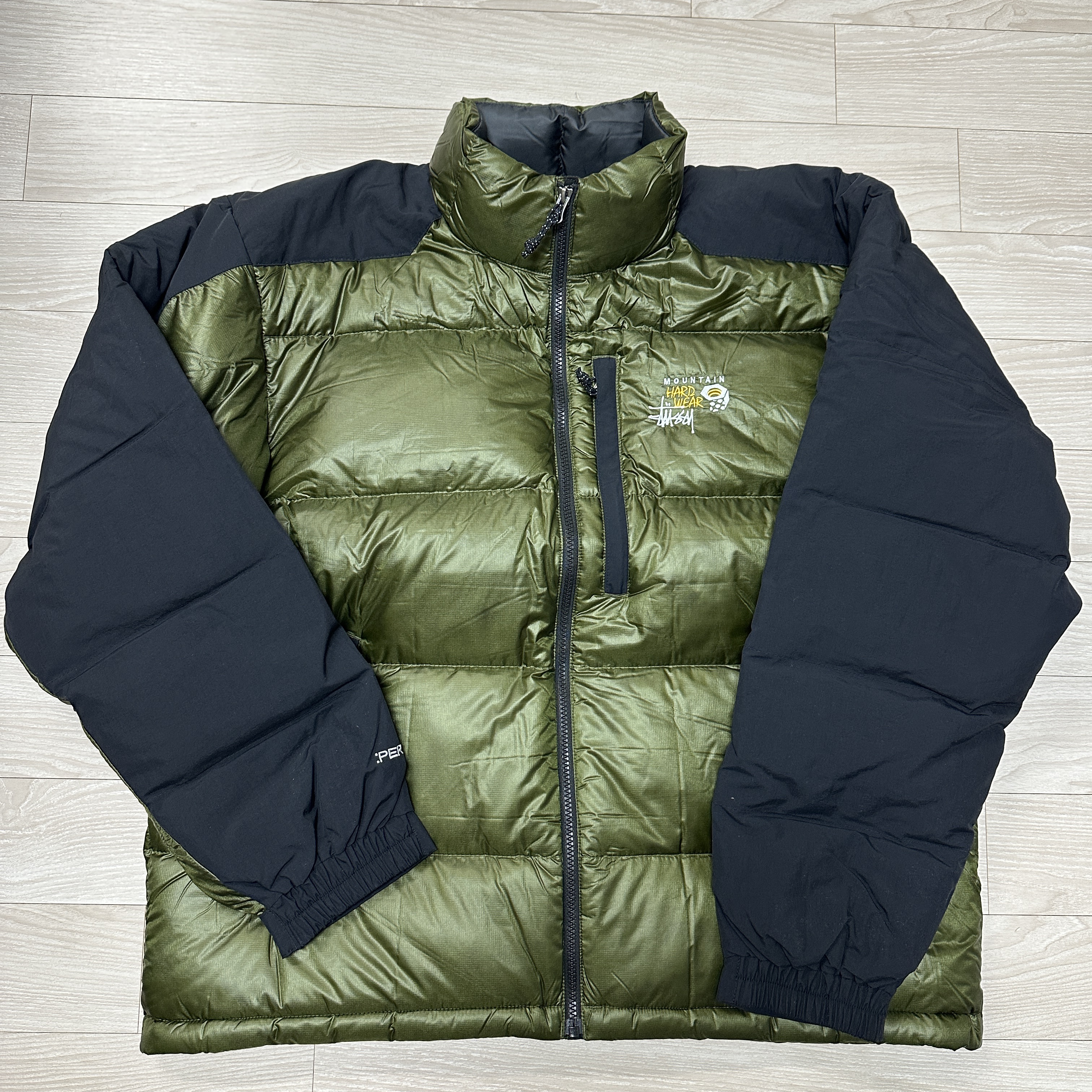 Stussy x Mountain Hardwear Subzero Down Jacket Dark Army 착용 스타일