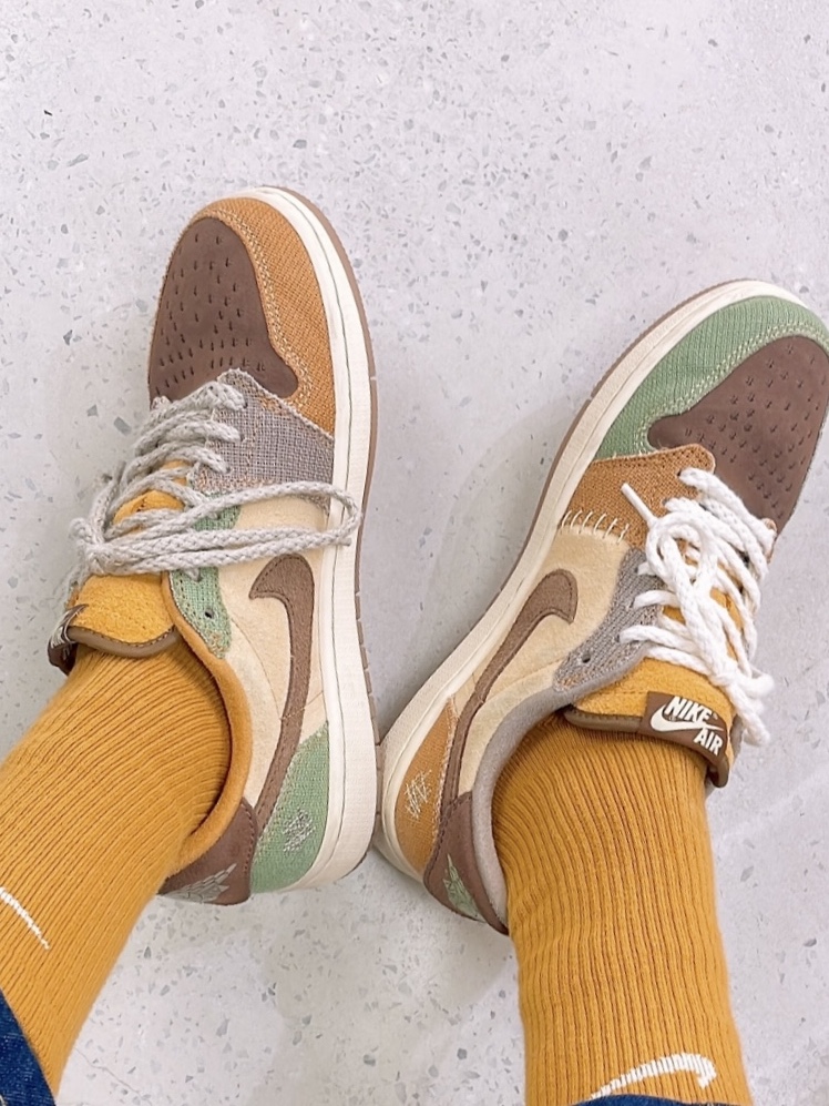 Jordan 1 x Zion Williamson Retro Low OG Flax and Oil Green, New Balance 2002R Eclipse Castlerock 착용 스타일 - 1