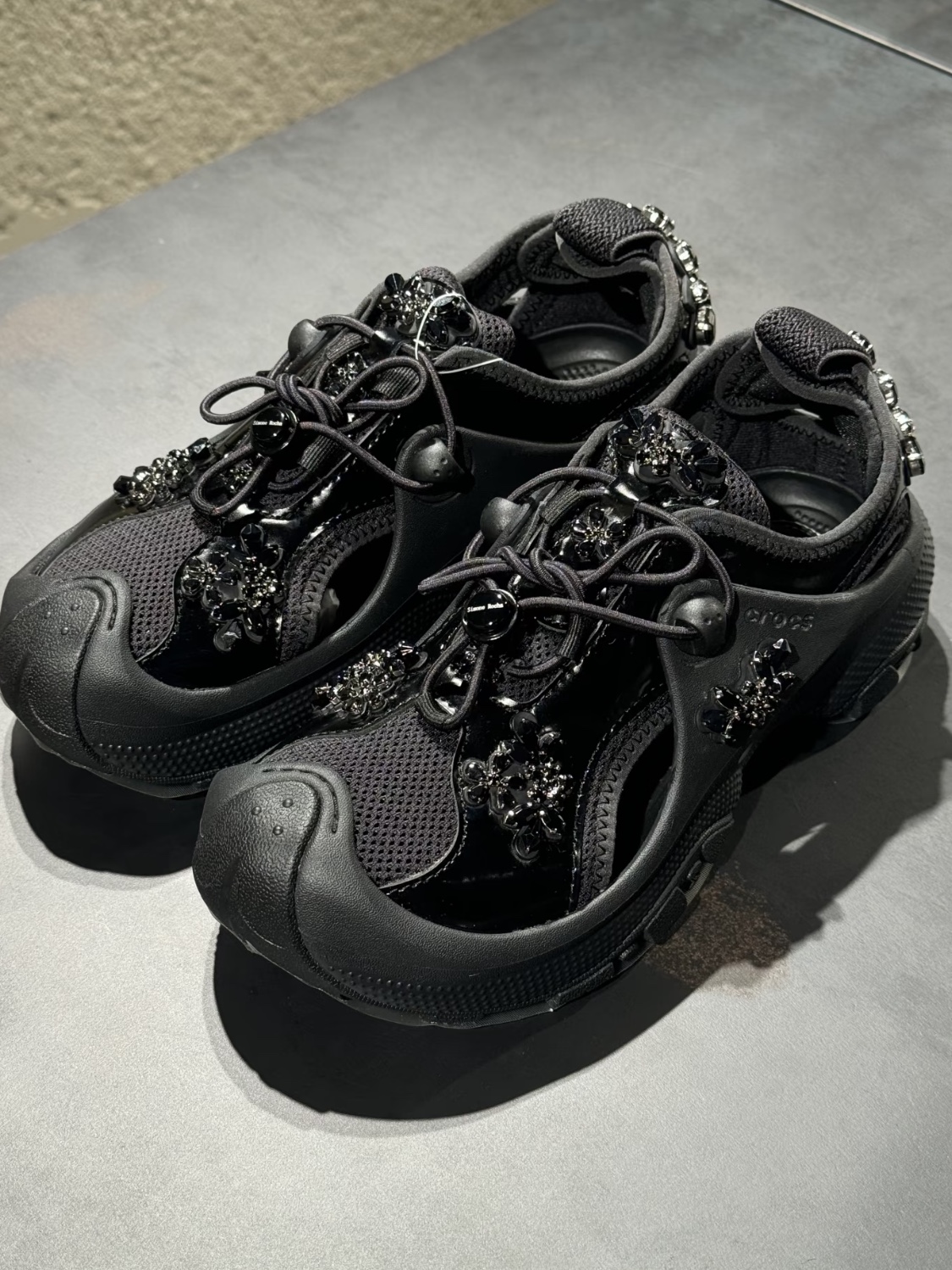Crocs x Simone Rocha Trailbreak 2 Black, (W) Crocs x Simone Rocha Ballerina Platform Clog Black 착용 스타일 - 4
