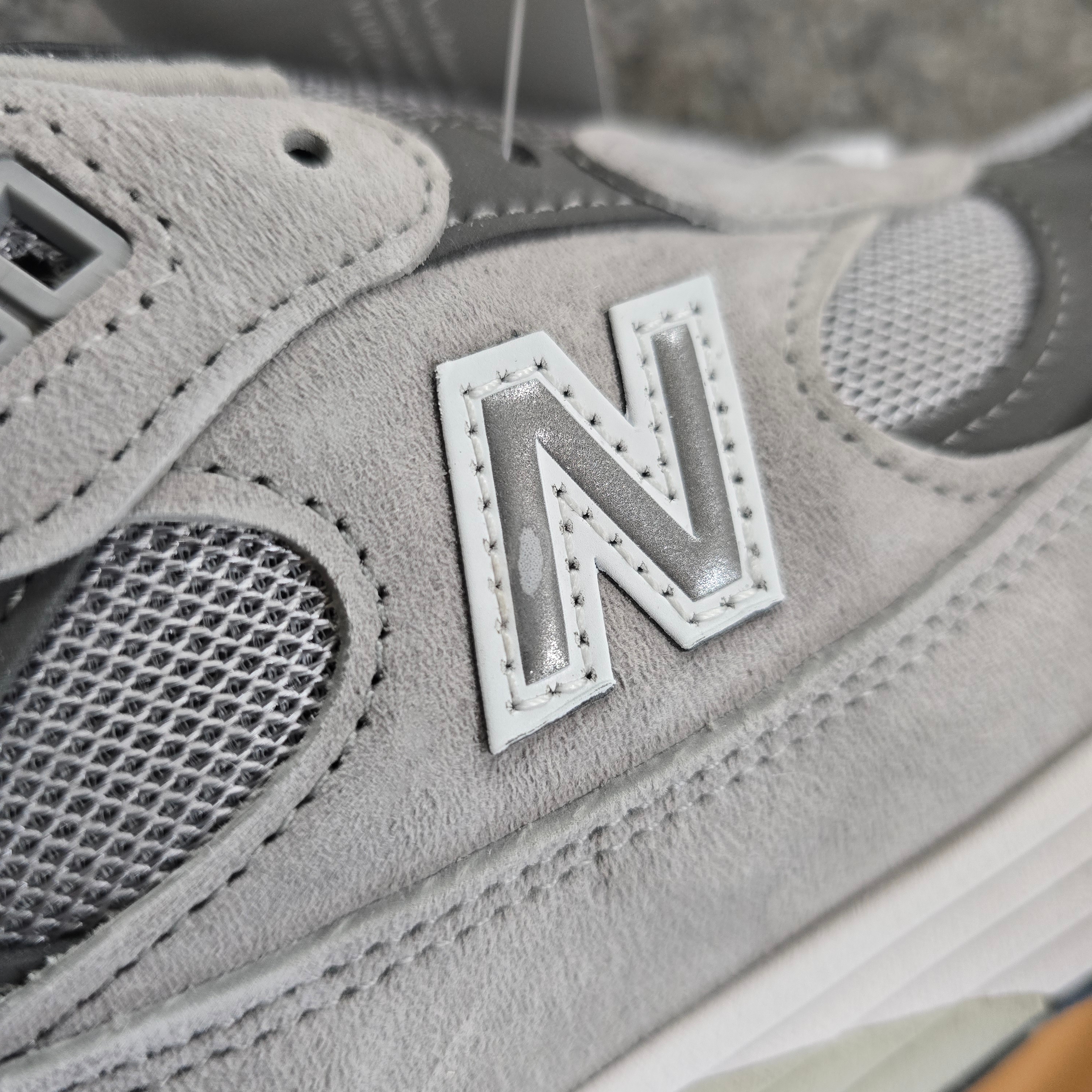 New Balance 992 Made in USA Core Grey Silver Metallic 착용 스타일 - 1