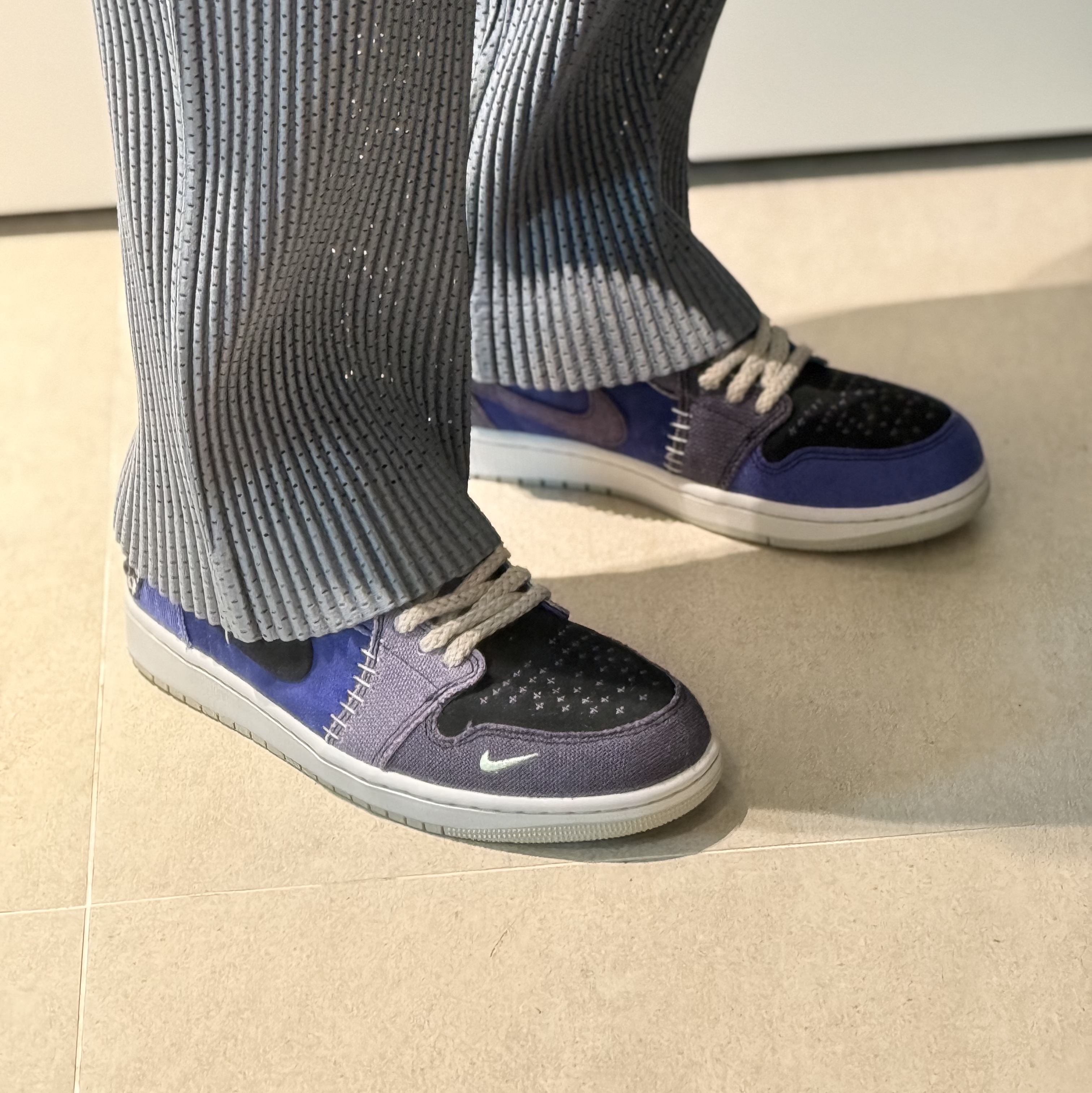 Jordan 1 x Zion Williamson Retro Low OG Regency Purple and Dark Raisin, Homme Plisse Issey Miyake Compleat Trousers Dark Green 착용 스타일 - 1
