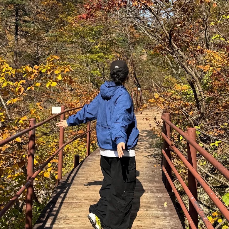 QT8 GARMENTS Nostalgia Windbreaker Blue 착용 스타일 - 5