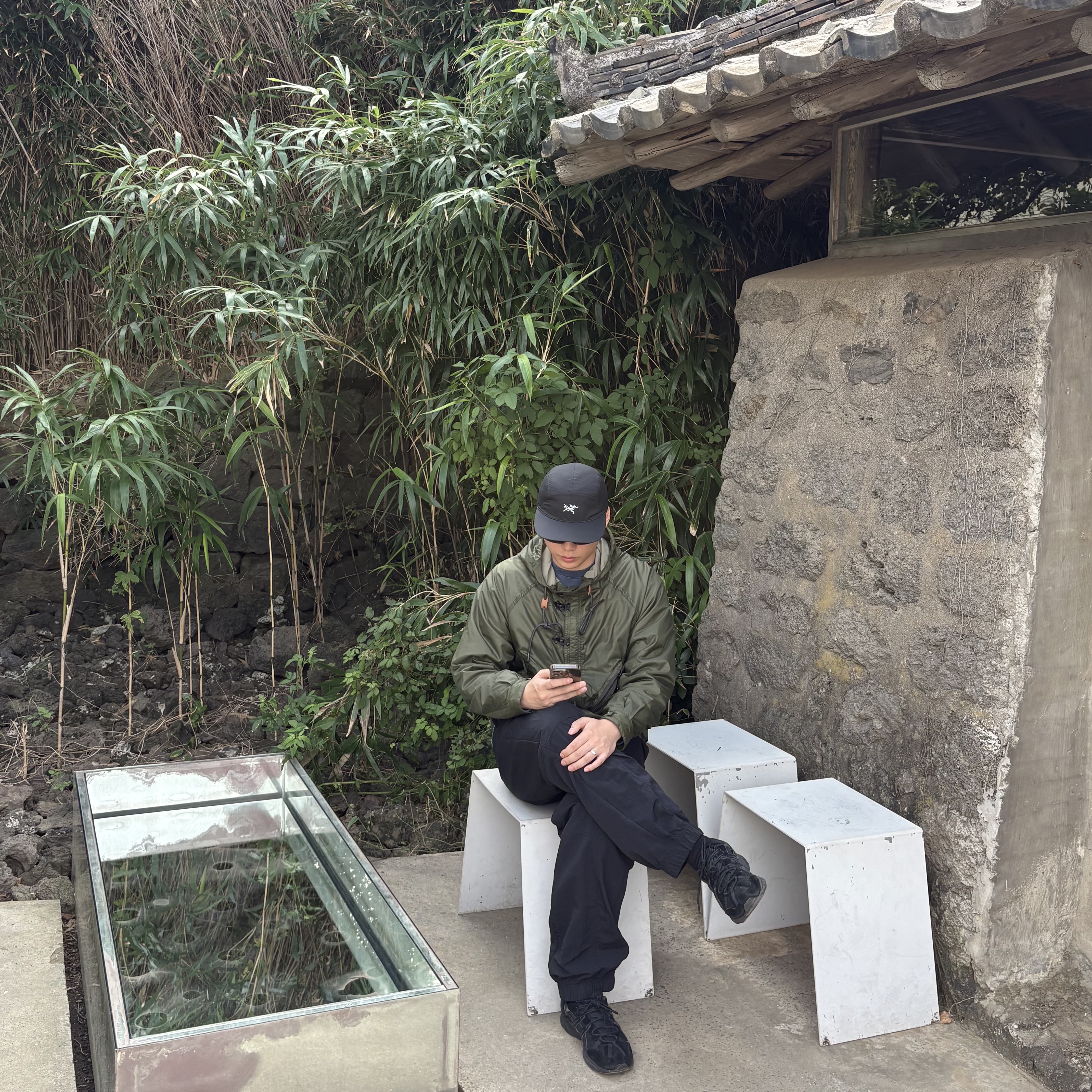Arc'teryx Aerios 5 Panel Cap Black Arctic Silk, Ray-Ban DADDY-O II Polished Black Frame Green Classic G-15 Lenses 착용 스타일